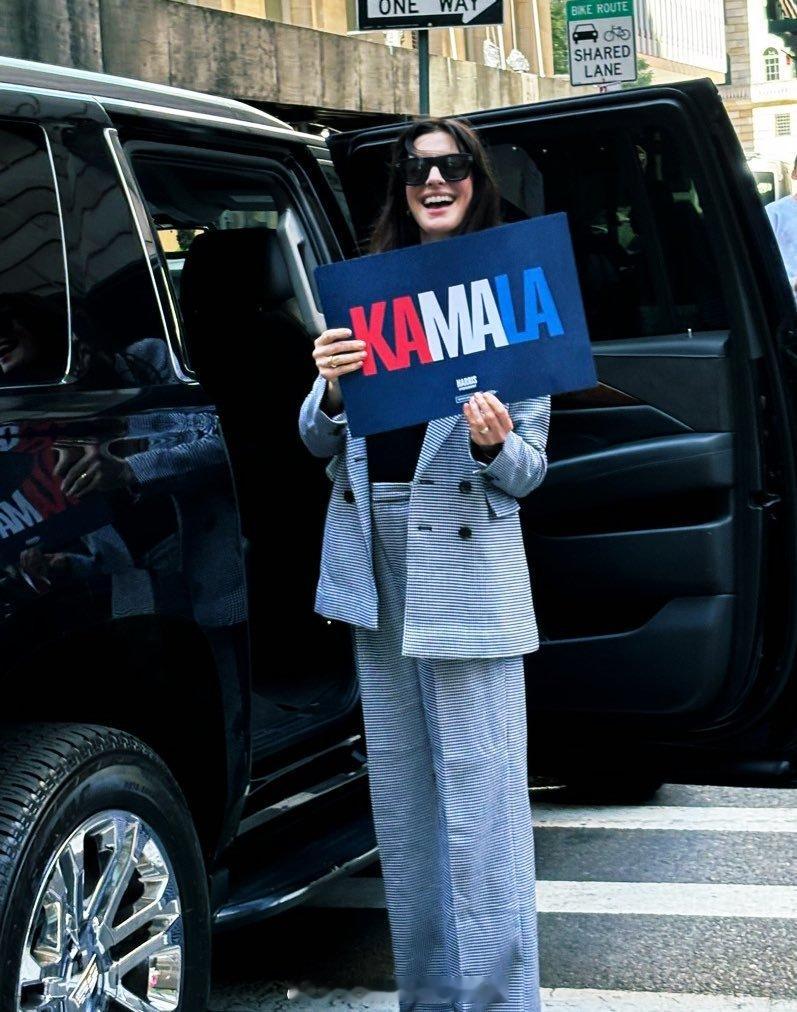 安妮·海瑟薇 (Anne Hathaway) 为卡玛拉·哈里斯竞选拉票发言 ​​