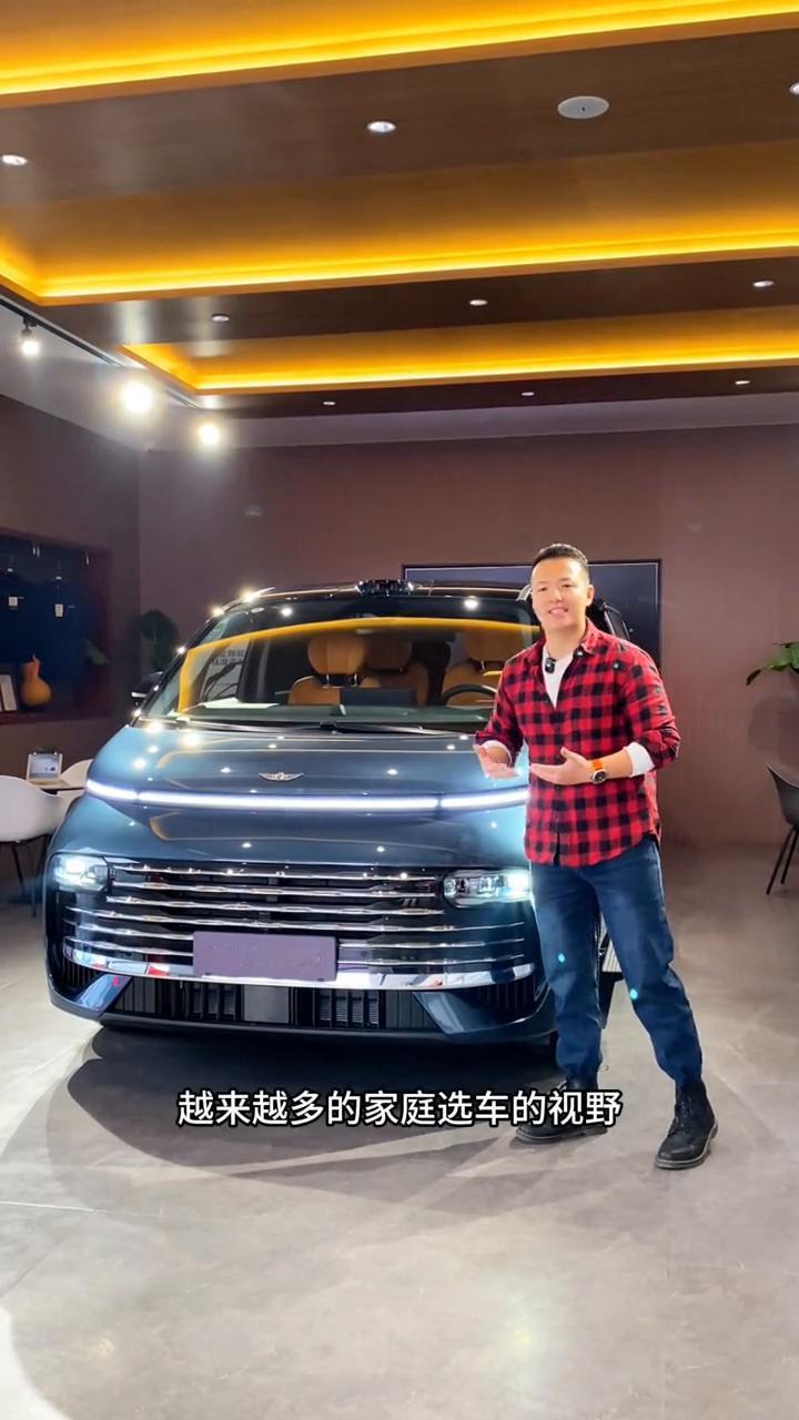 AI全场景家庭旗舰MPV，吉利银河V900。
现如今很多家庭甚至二胎、三胎家庭越