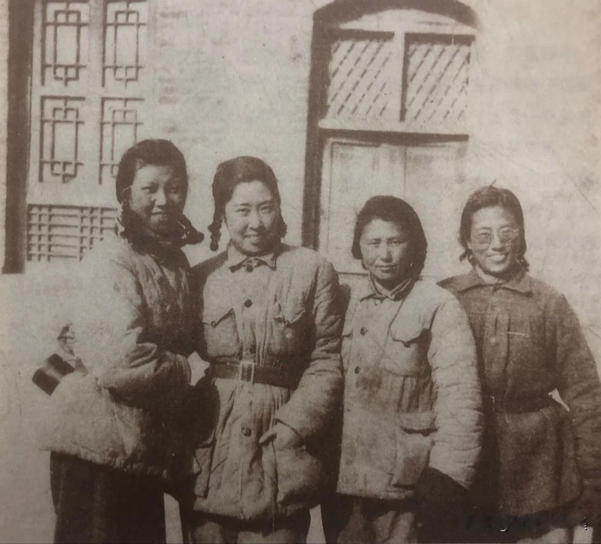1947年，王光美在延安窑洞前与战友合影，左一陈佩明、右一张玲生。其中陈佩明（左