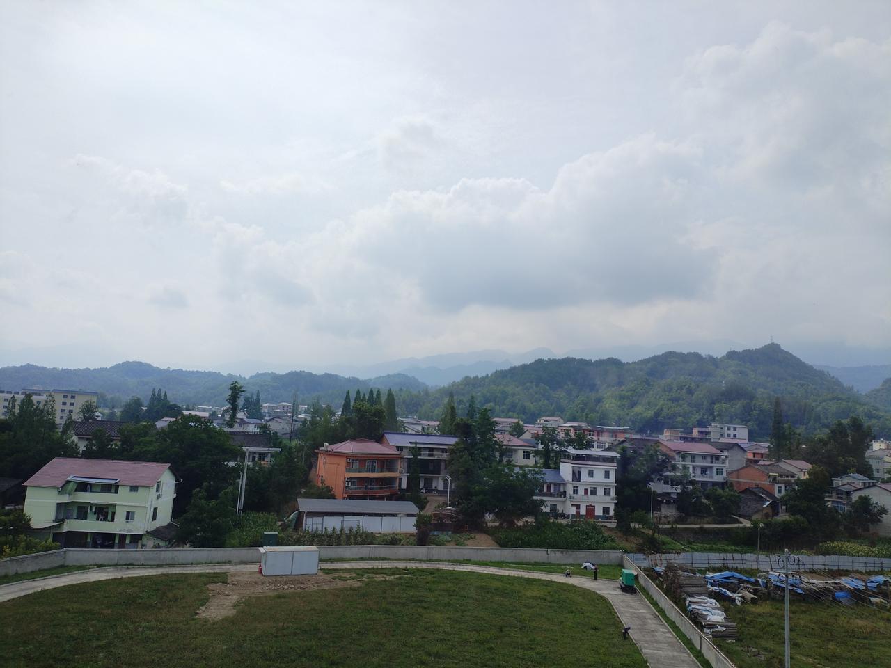 房子就要建的错落有致，不是  要 挨挨挤挤的 成一排排