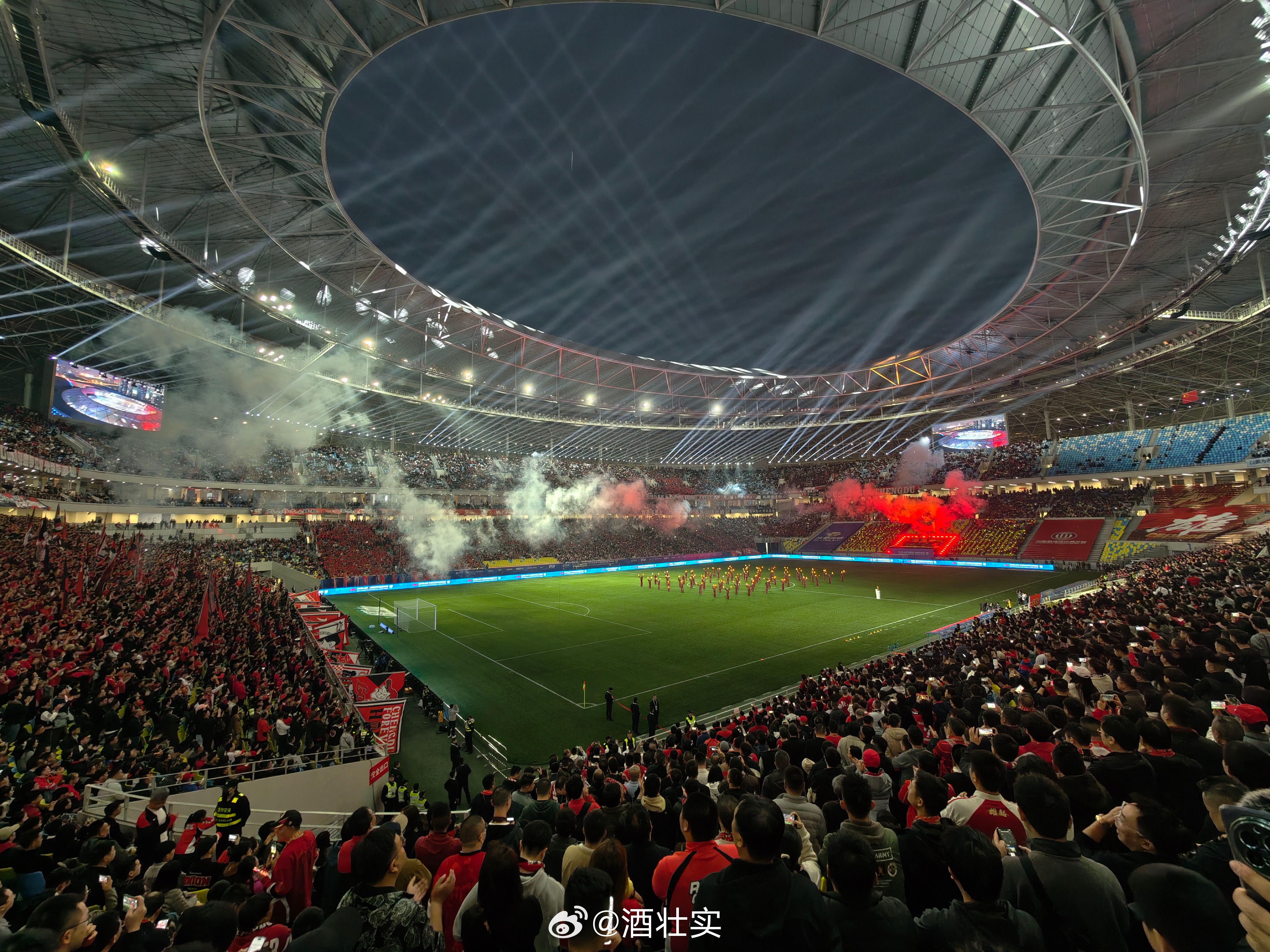 成都蓉城vs深圳新鹏城 中超揭幕战仪式氛围拉满了！这个红色焰火可以全年保留吗！！