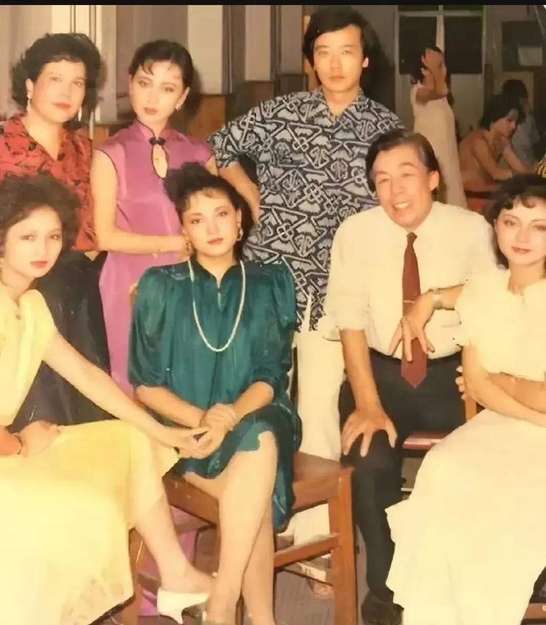 87版《红楼梦》的剧组成员，前往香港进行宣传活动时，留下的一张老照片，镜头中的陈