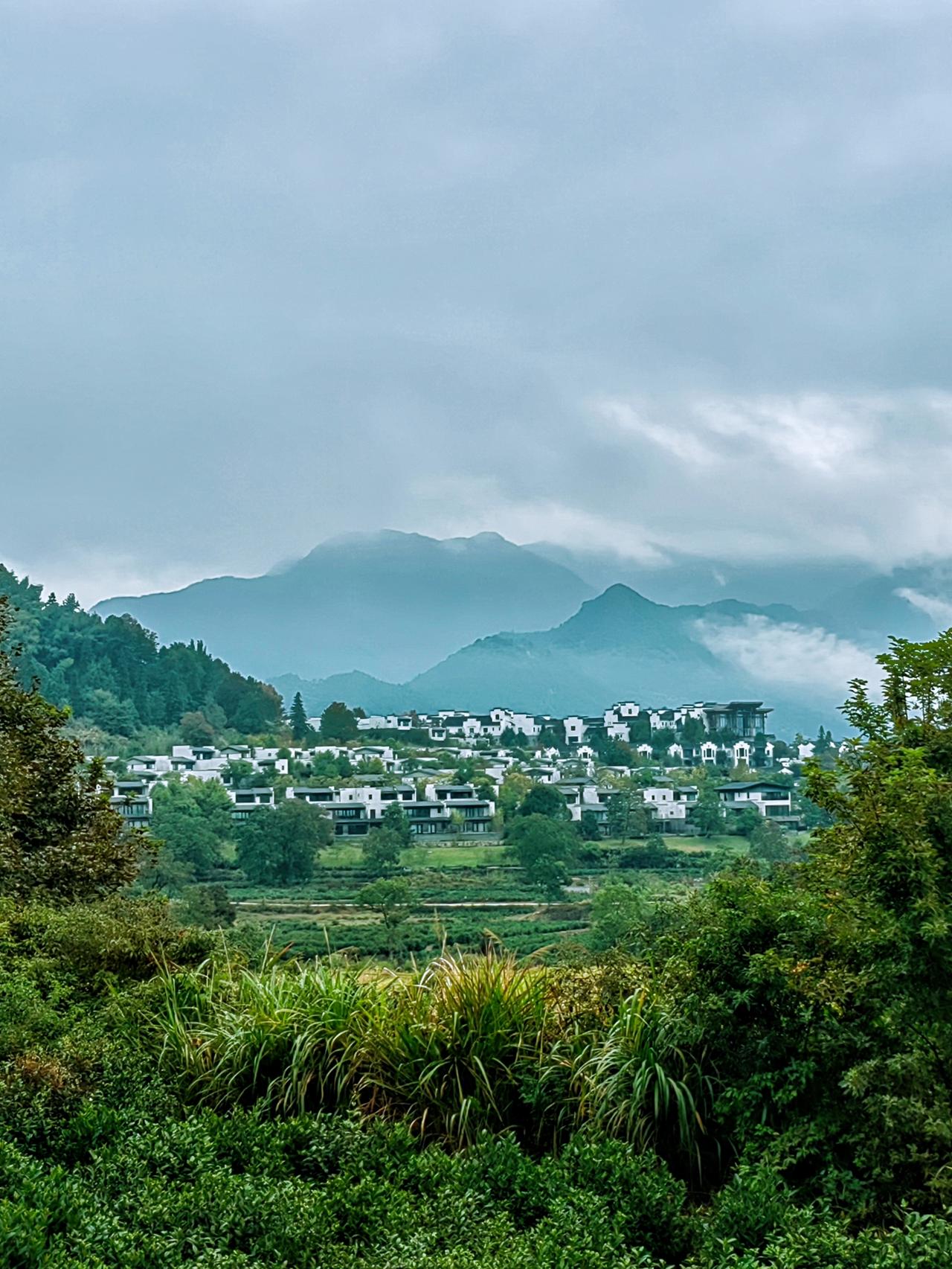 黄山黟县.卢村村外的观景台风景绝美，赶上云雾天儿，更是无与伦比……
黟县小众打卡
