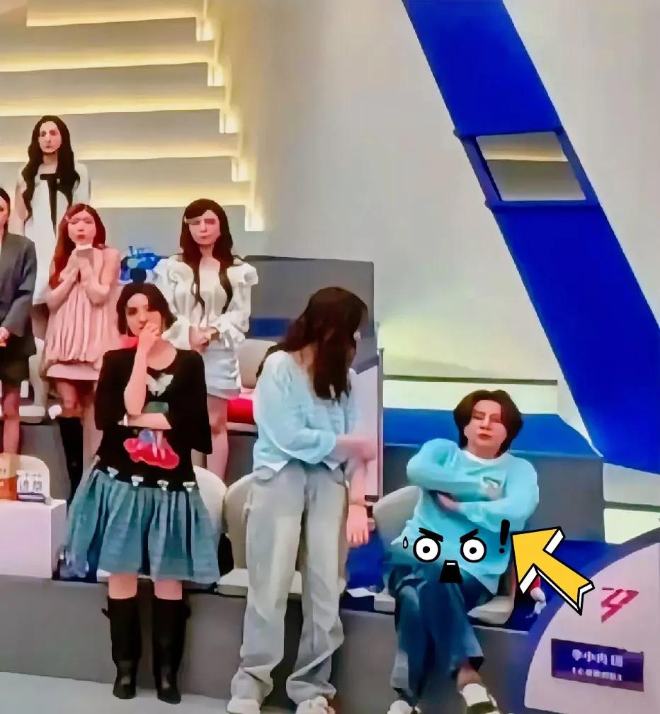 王濛又双叒叕挂脸了！

4月11日凌晨，她直接把“不爽”写在了脸上，连李小冉伸手