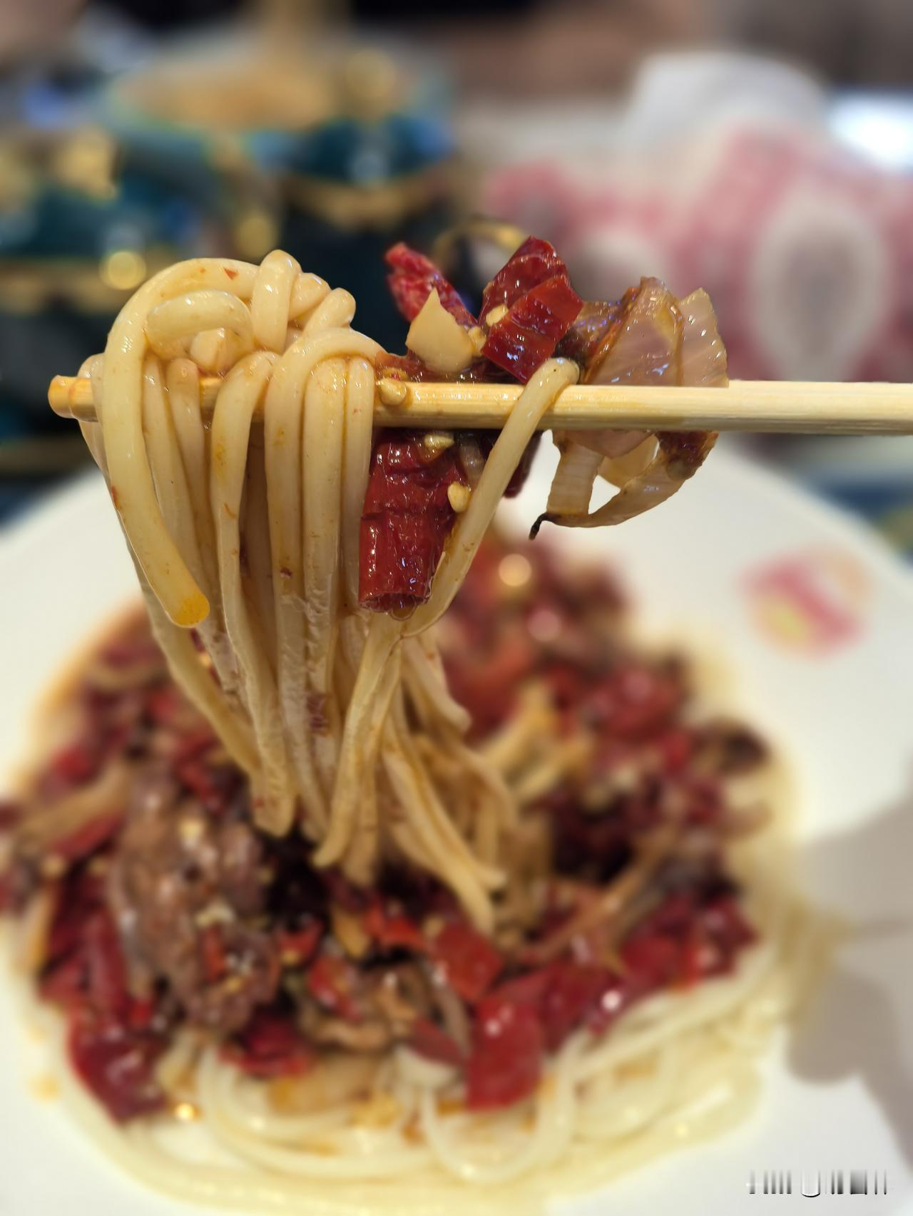 漫步乌鲁木齐民街，快来花圃园美食打卡！
点上一份辣皮子拌面，只需28元一份。
火
