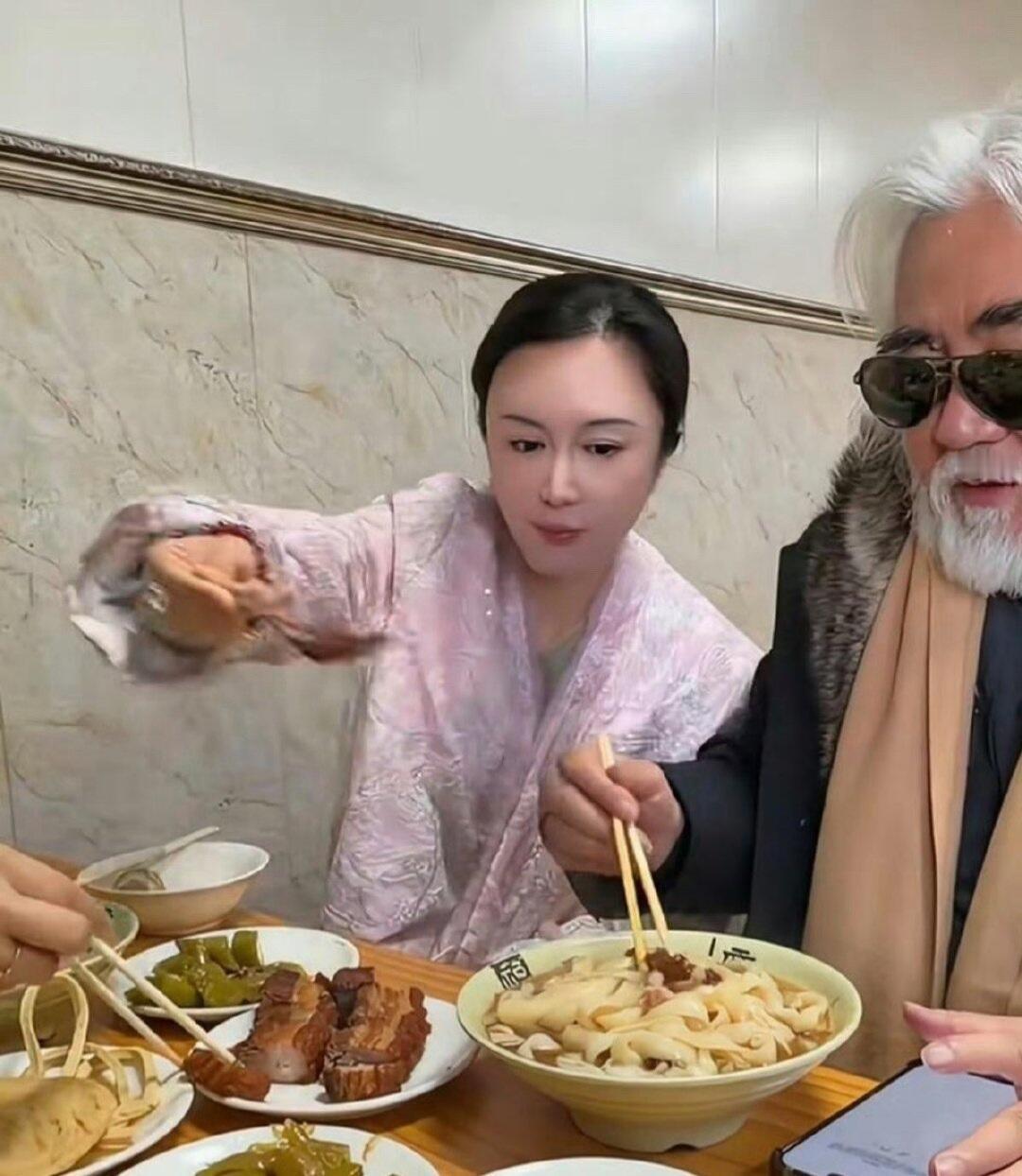 70岁的张纪中有什么魅力?70多岁张纪中的魅力，是江湖侠气与世俗烟火的混合体，褒