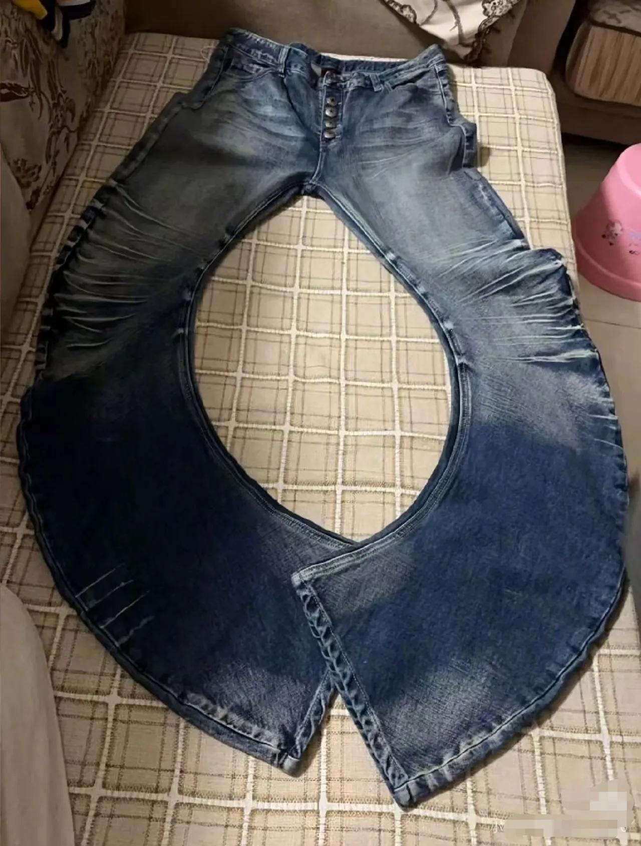 居然有专门为罗圈腿设计的裤子。
这裤子估计是日本子发明的，因为他们罗圈腿多，在中