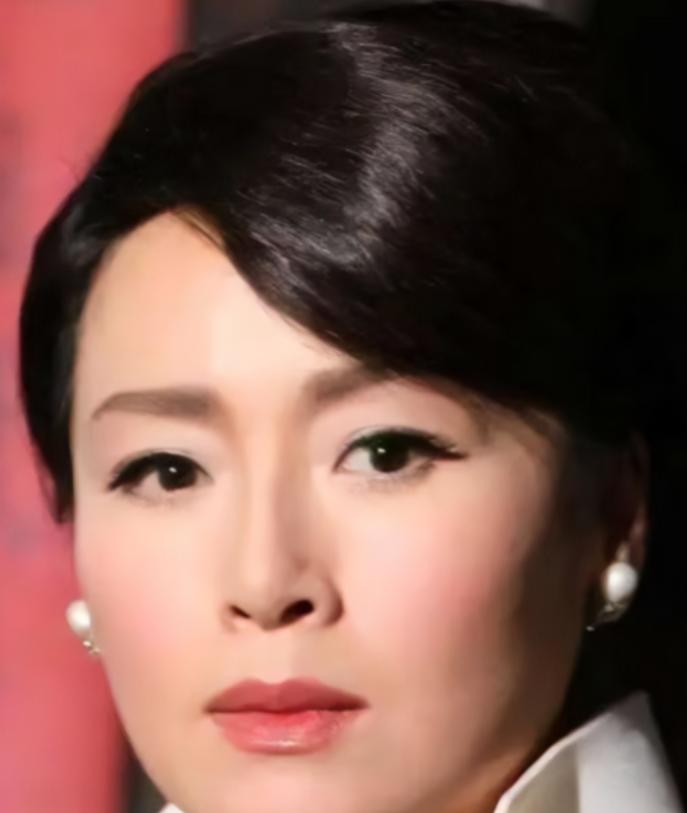 谁能想到？初代“黄蓉”恬妞，曾被富豪骗婚当三房！

26岁事业上升期，她暂停部分