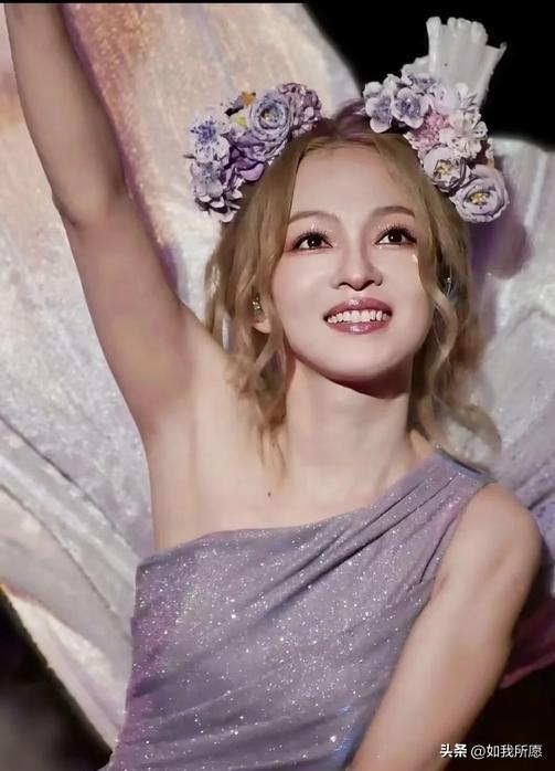 同样是翻唱，
有人把歌唱进人心里，
有人把歌唱进“雷区”。

张韶涵唱《阿刁》，