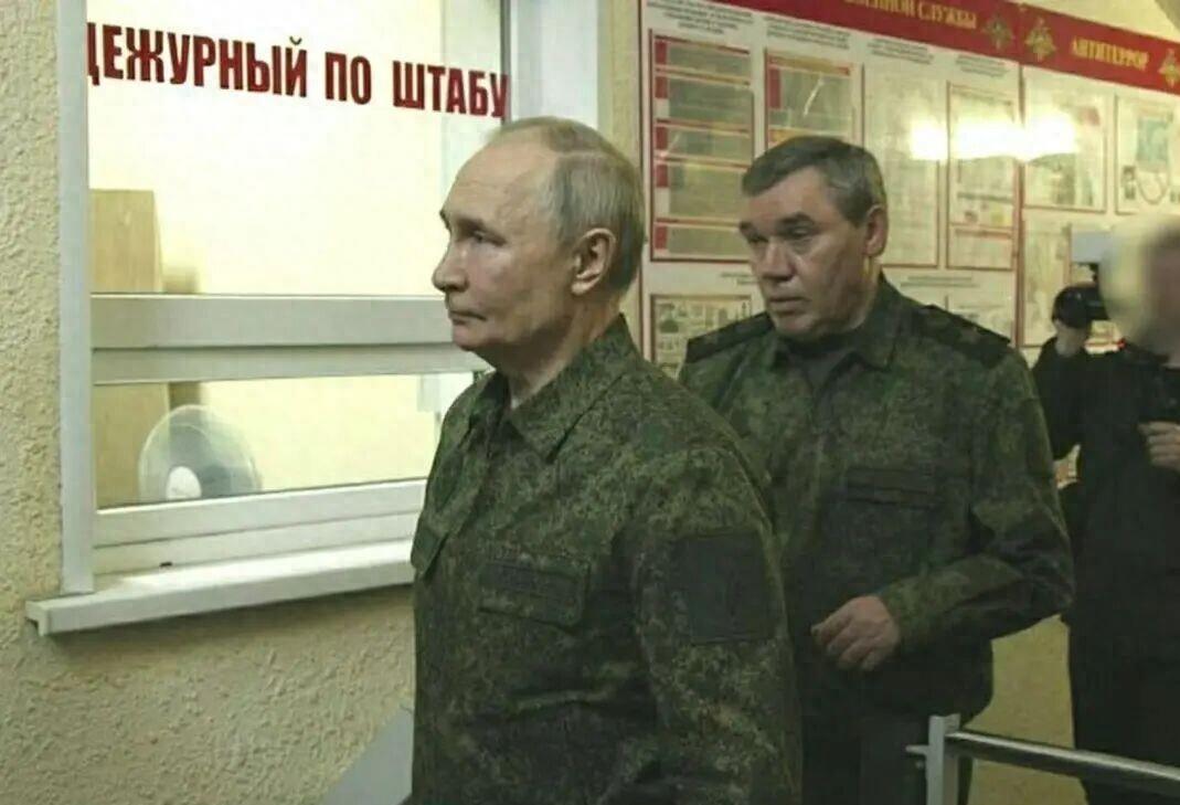 12月27日，一向西装革履的普京突然换上迷彩军装，现身俄军联合指挥部听汇报，这波