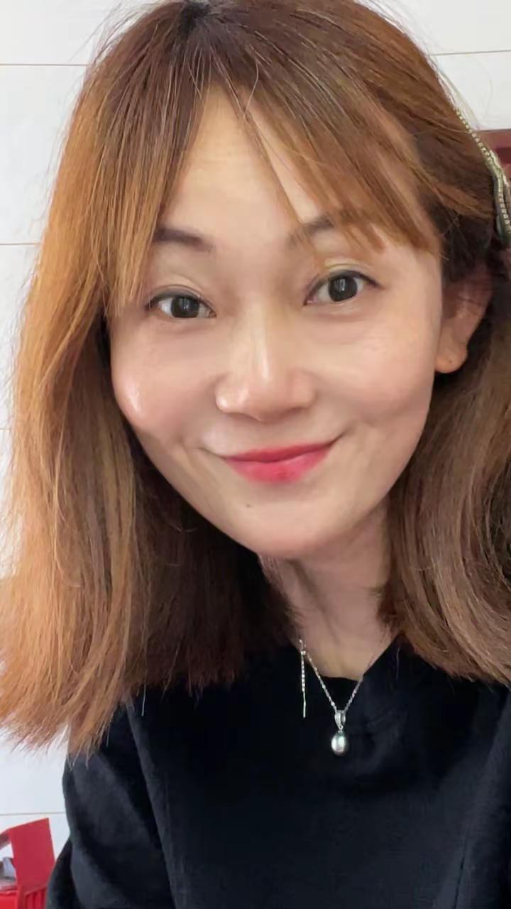 76年，今年已经51岁了，我以为我的51岁会浓妆艳抹，高跟鞋。结果还是一双平底鞋
