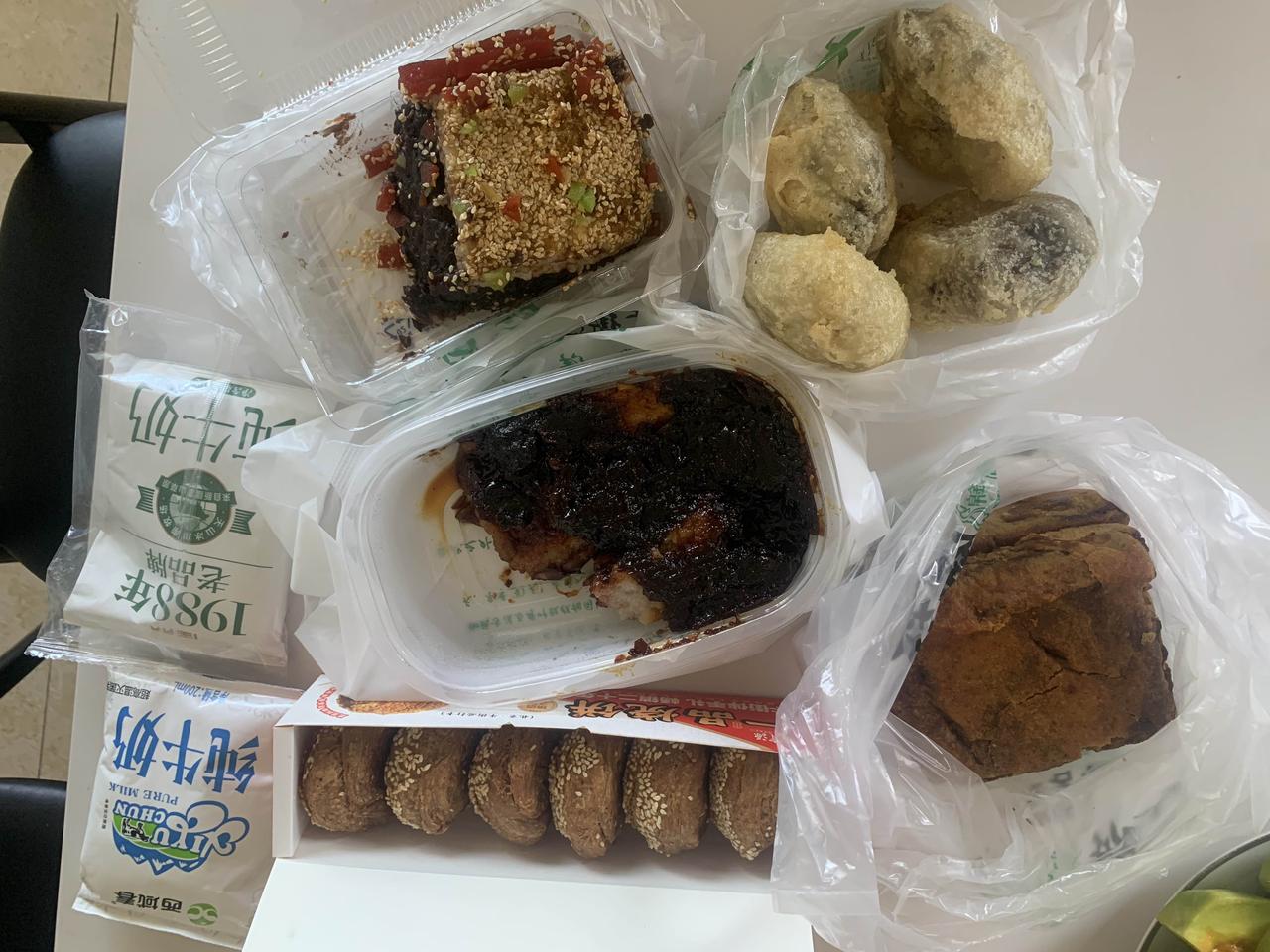 打卡今天的早餐
北京牛街清真传统名吃：糖耳朵、糖炸糕、一品烧饼、糯米糕、泥巴派，