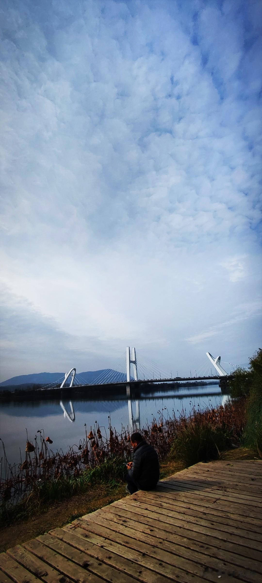 一张图证明冬天来了江边三三两两的徜徉在日光下，终于能从每天朝九晚五的生活中抽离出