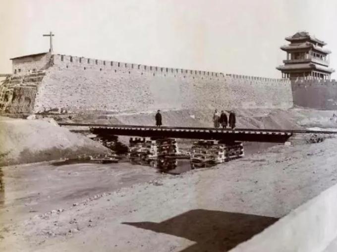 1957年，北京永定门城楼因为“妨碍交通”被拆除。48年后，果不其然开始复建永定