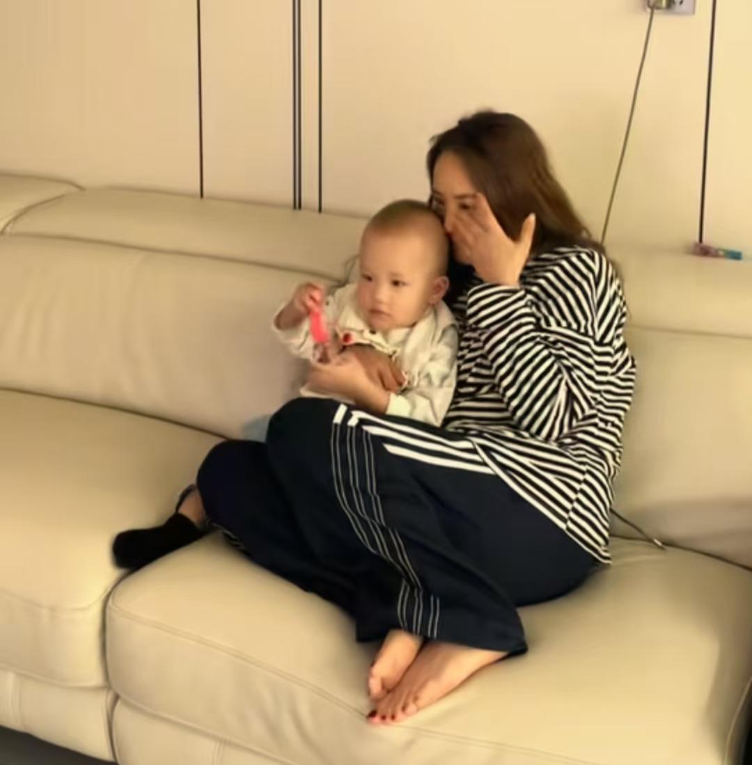 万万没想到，
川乡小妹儿和小二娃，
早就离婚了，而且小二娃最近还跟人订婚了，这个