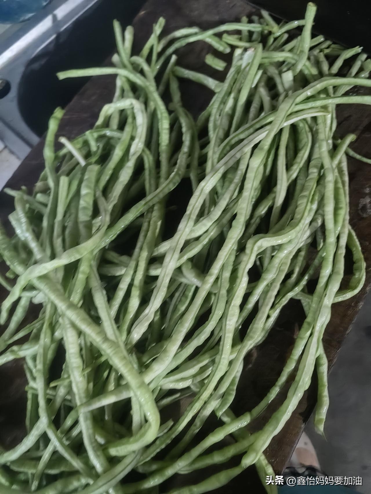 闺女昨天跟我说她想吃苦绿了，我今把从地里摘回来的豆角挑出来比较老点的，给做成苦绿