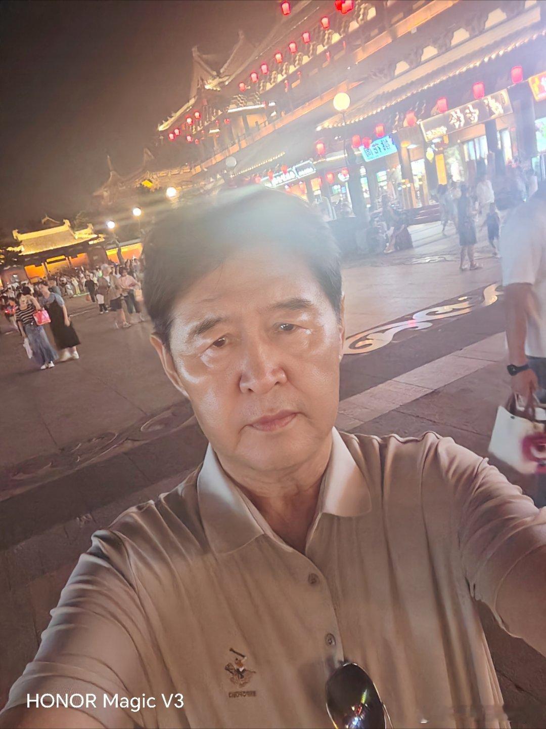 《魅力城市》魅力城市使人醉，古朴厚重传承美。有湖有河有山水，绿色生态环境美。火树