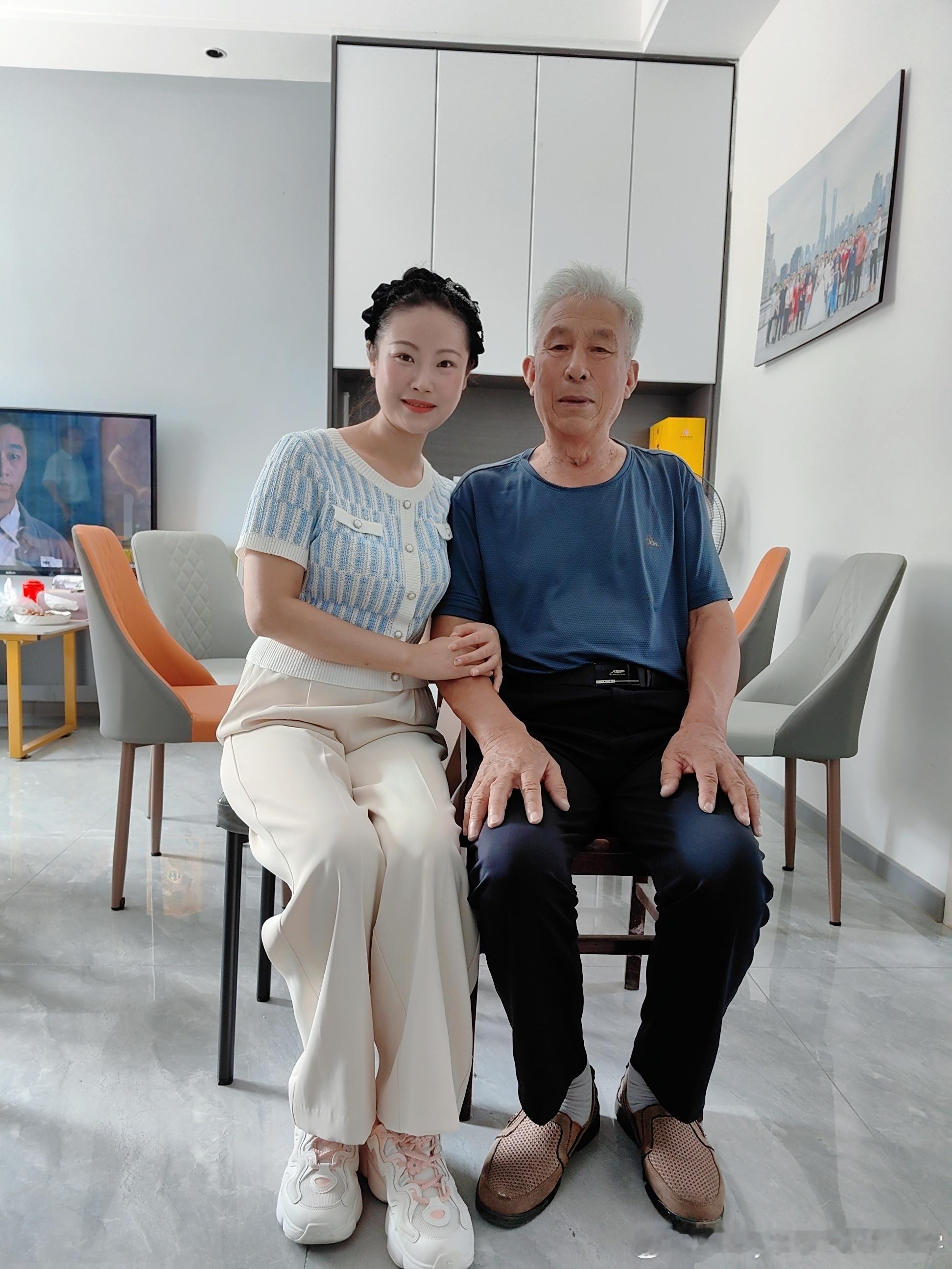 今年中秋节，我回外公家，陪他一起过中秋！外公已经80多岁了，身体很硬朗，每天锻炼