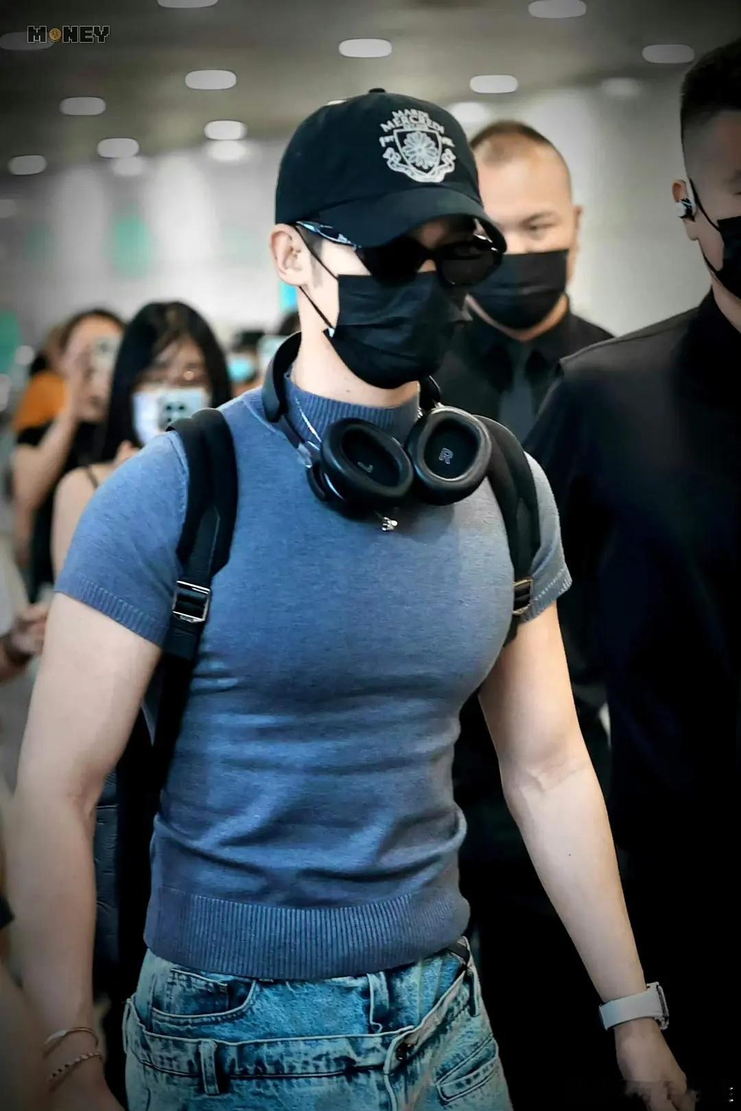 于适这身材谁看了谁不迷糊[送花花][送花花][送花花]宽肩乍腰看起来就很有安全感