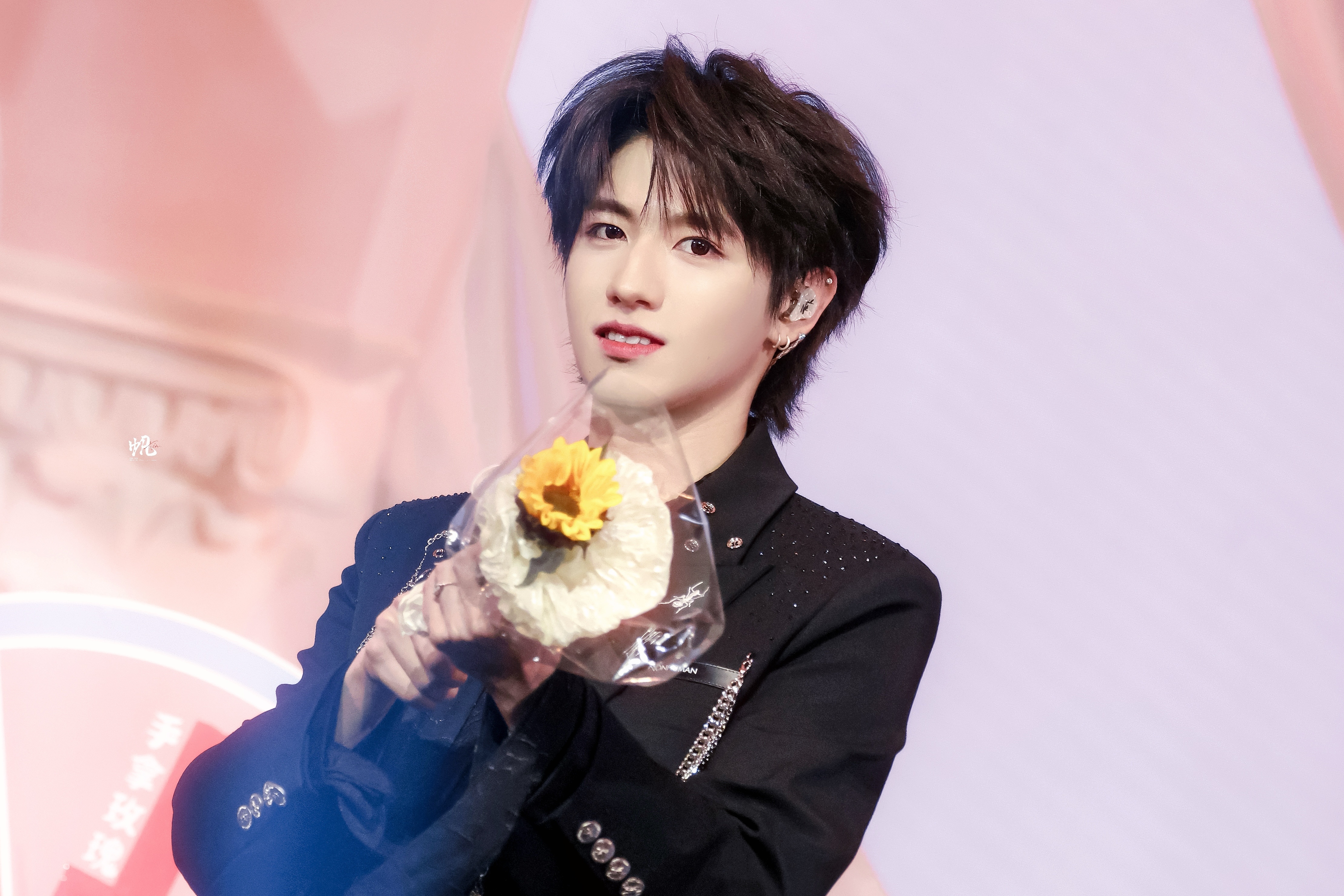 朱志鑫 in ROLEX生日会舞台造型佩戴一枚收藏级别的迪通拿白金满钻，表盘以3