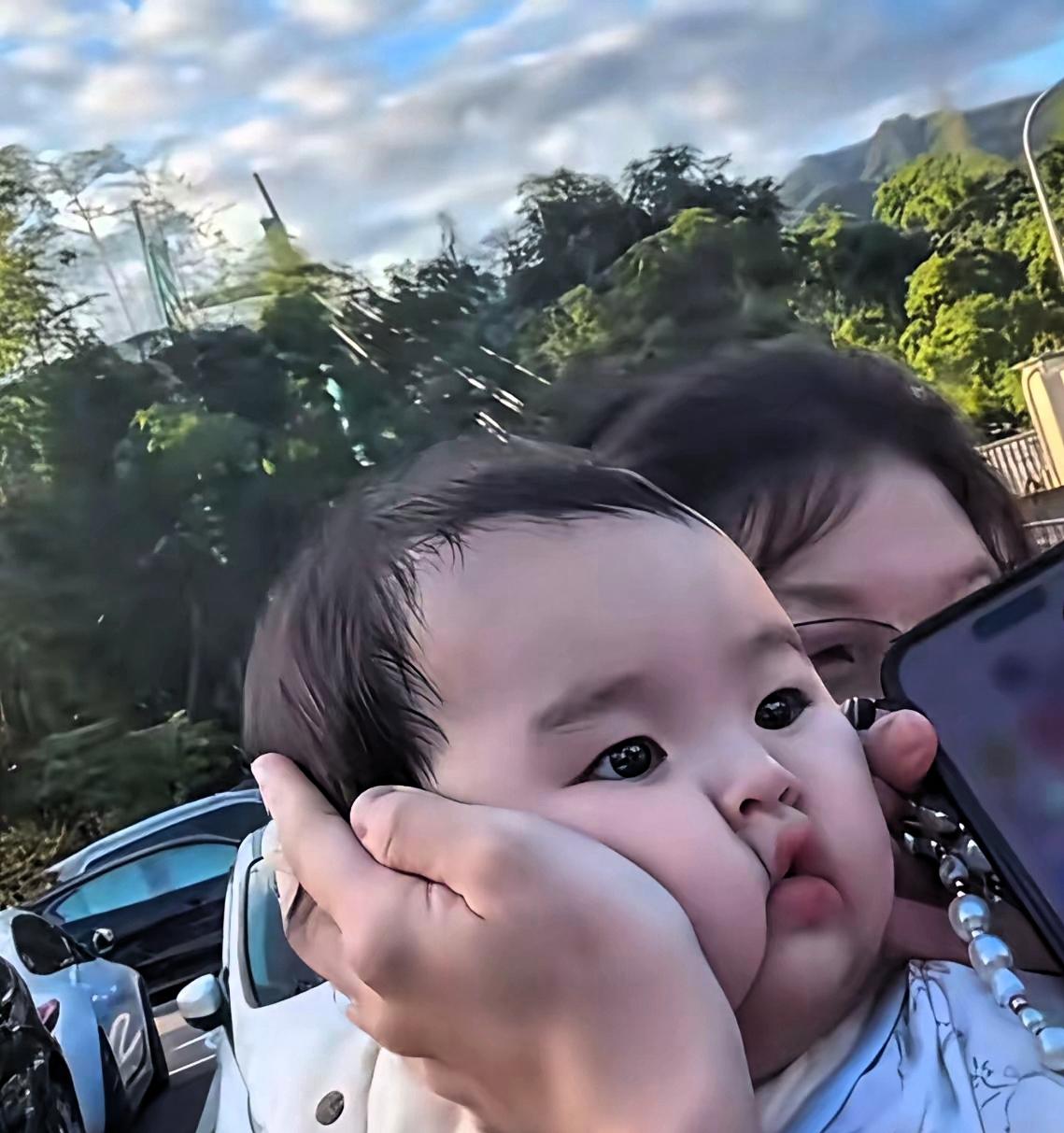 很多长辈和新手家长都有爱捏小宝宝脸蛋的习惯，可这个下意识的亲昵举动，暗藏容易被忽