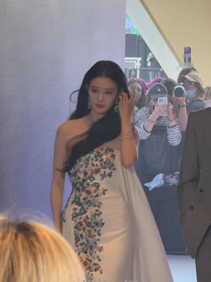 王楚然撩头发这下真的美成神了王楚然第二套 王楚然撩头发这下真的美成神了，王楚然第