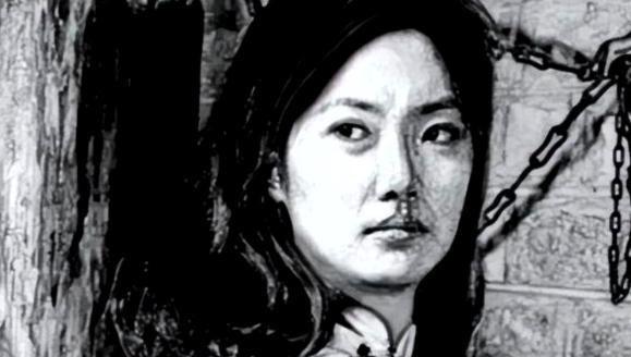 1939年，女战士肖影在日军阴冷的地牢里被酷刑折磨得神志不清，突然，一个汉奸上前