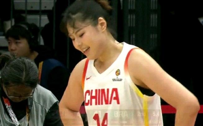 中国女篮半场46:42巴西女篮，最稳是韩旭，最惊喜是张曼曼，最纠结是小宝。

看