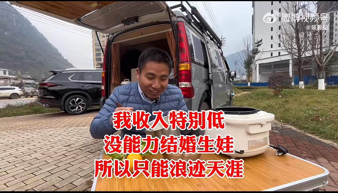 开着面包车穷游的47岁大哥，一天开支不超过40块。面包车是花5000块买的二手，