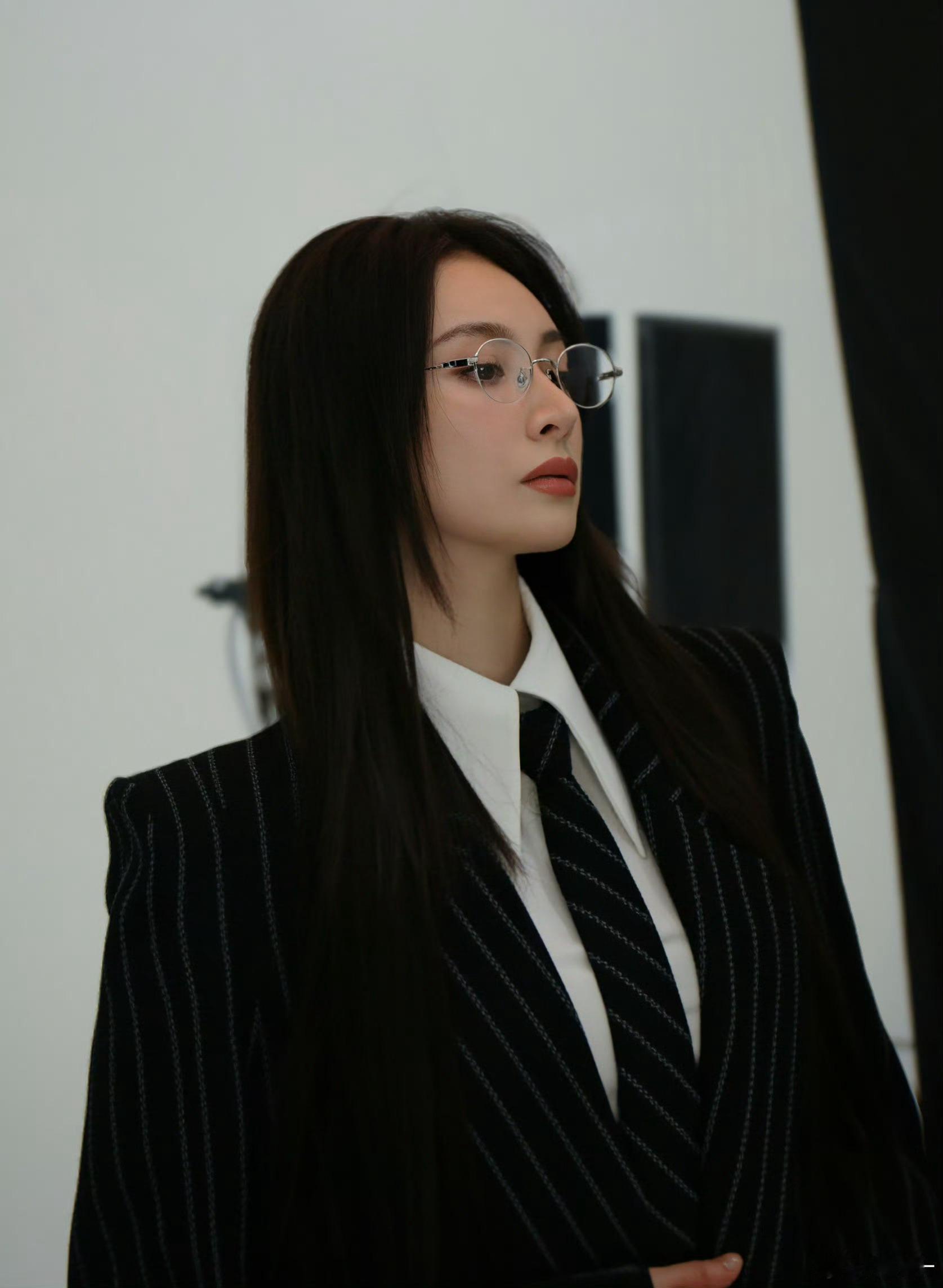 隆妮让高智文女主有脸了 隆妮这组杂志大片杀疯了！黑纱裙慵懒疏离，毛绒外套自带生人