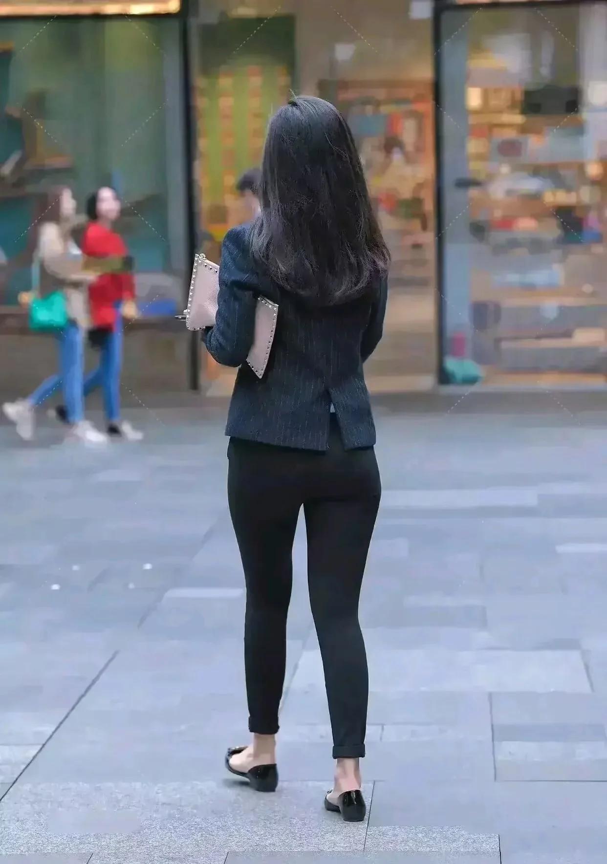 女人的爱和身体是合二为一的，当她对丈夫有爱的时候，是不可能和别的男人纠缠不清的。
