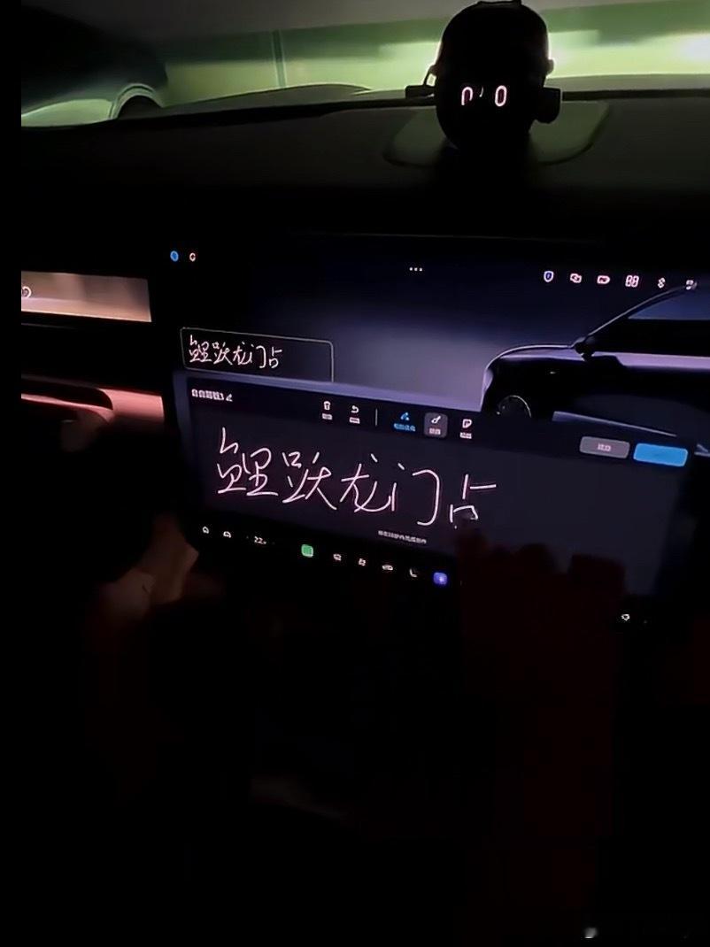 之前蔚来车主用灯写字的事情还挺火的，现在斌哥直接在ES8发布会上回应，说抽88个