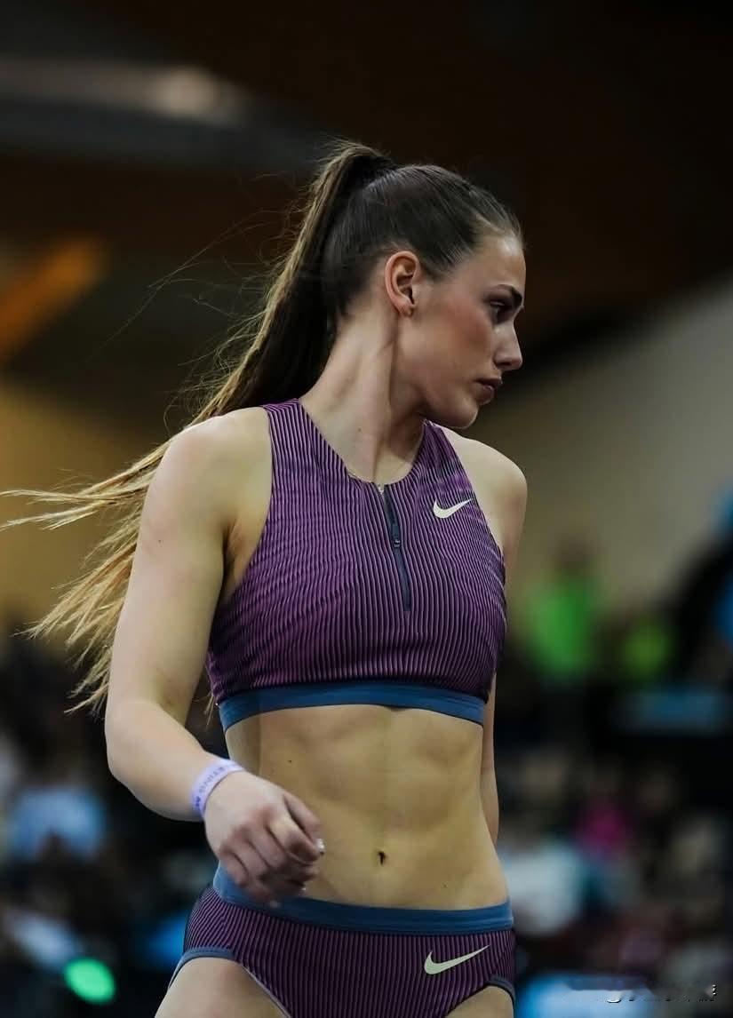 西班牙撑杆跳高运动员克拉拉·费尔南德斯在 2025 年西班牙室内田径锦标赛上获得