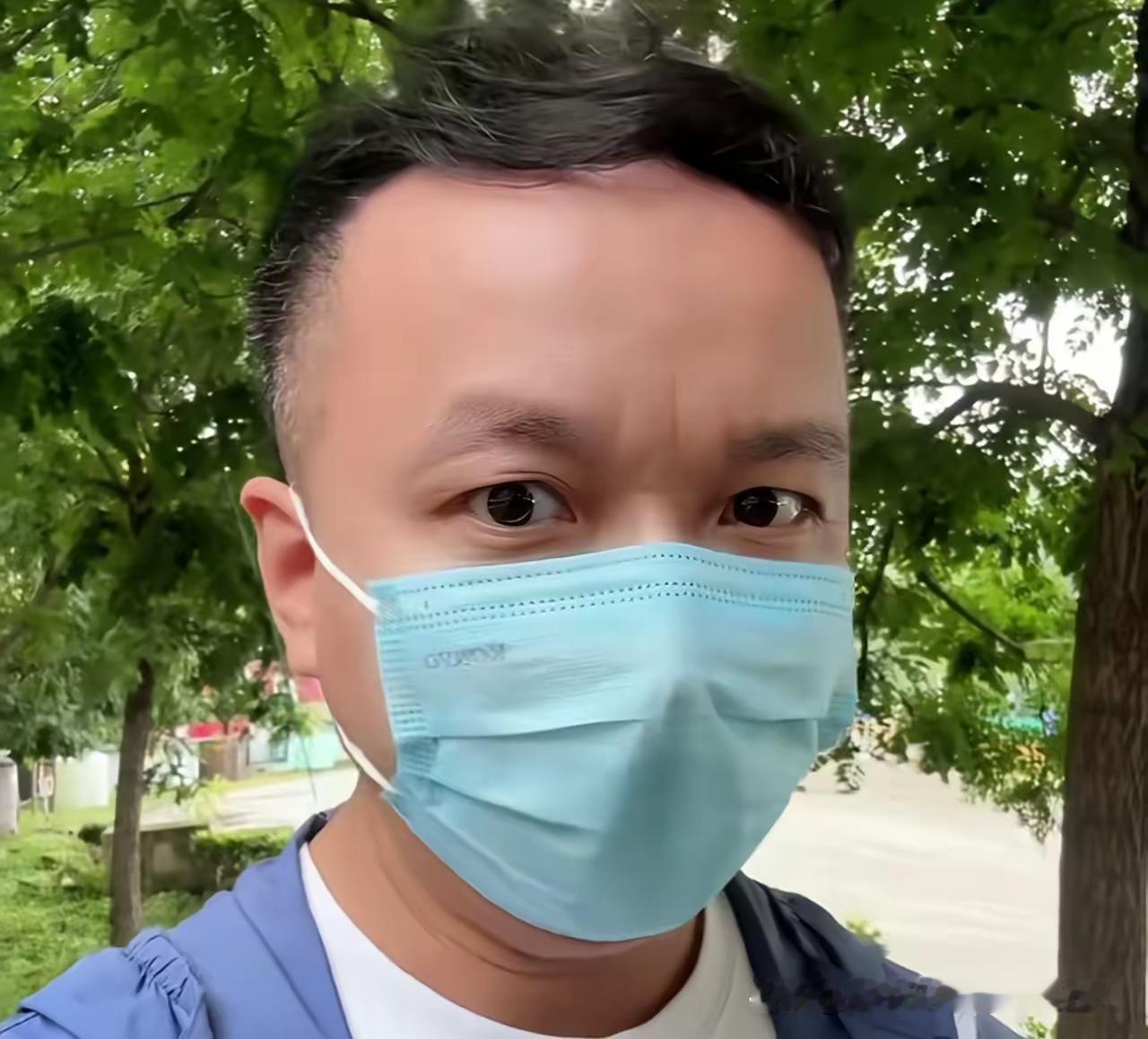 上官正义又立功了。
原来，上官正义举报的河南邓州废品站残障人员是逃犯，这个逃犯年
