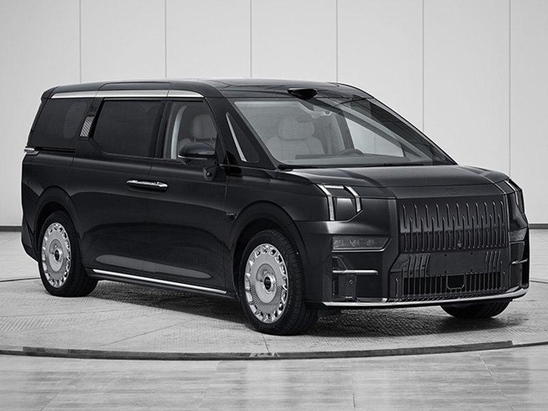 极氪009光辉版今日上市，该车就是四座版本的极氪009，后排设有隔断，标配超大屏