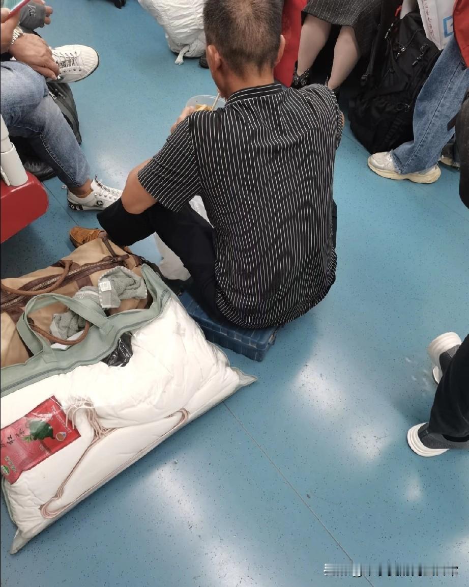 地铁里直接摆“地板餐桌”!
 
直接皱眉——地铁车厢里，有人把行李摊一地，坐地上