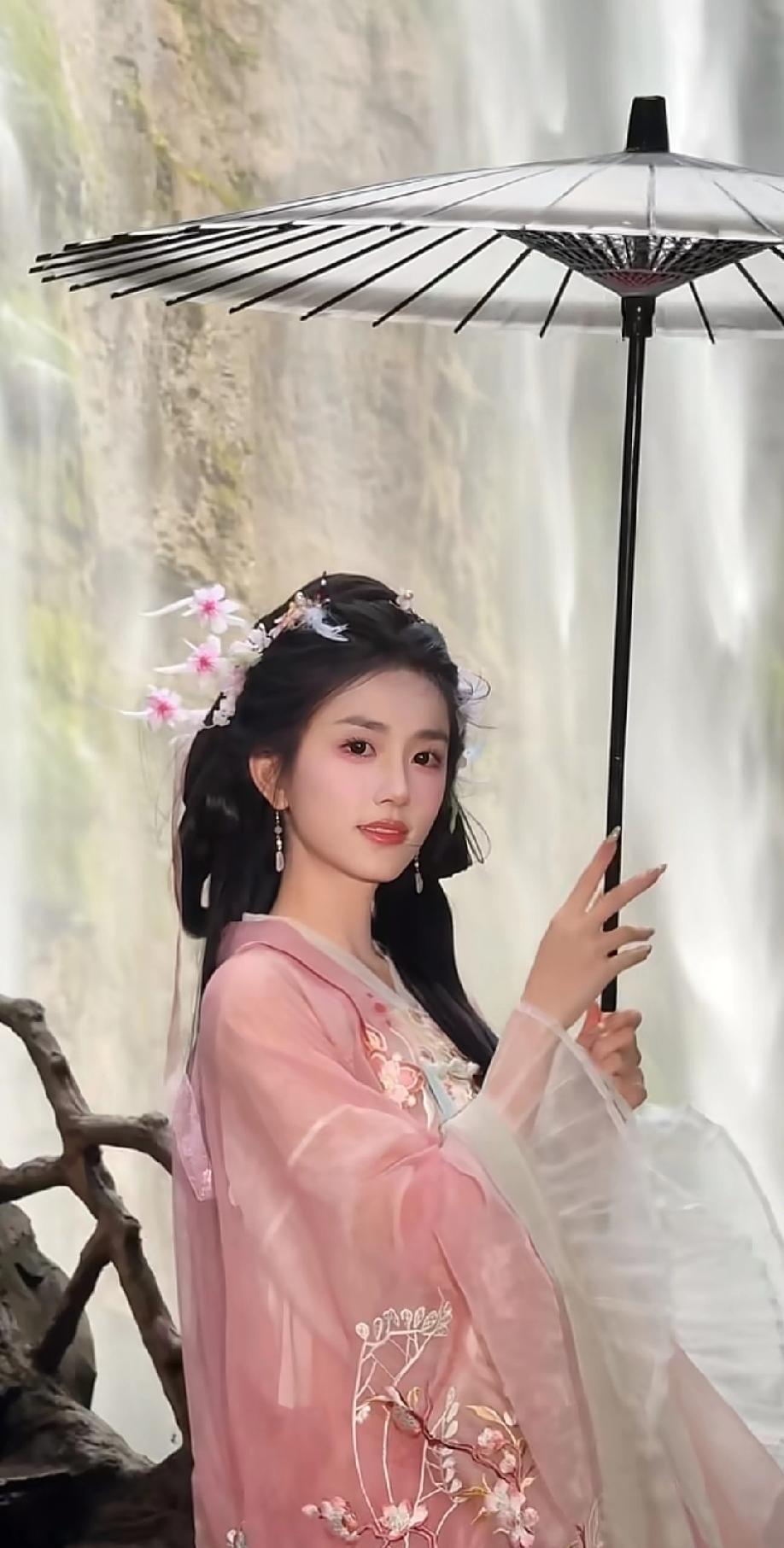 美女千千万，能让人过目难忘的还真不少。奥黛丽·赫本就像童话公主，清澈大眼、精致五