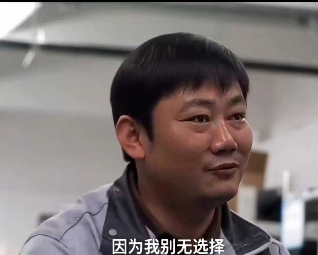 打菜阿姨端着餐盘，跟世界冠军奖杯擦肩而过。这画面你敢信？

4月8日中午，重庆张