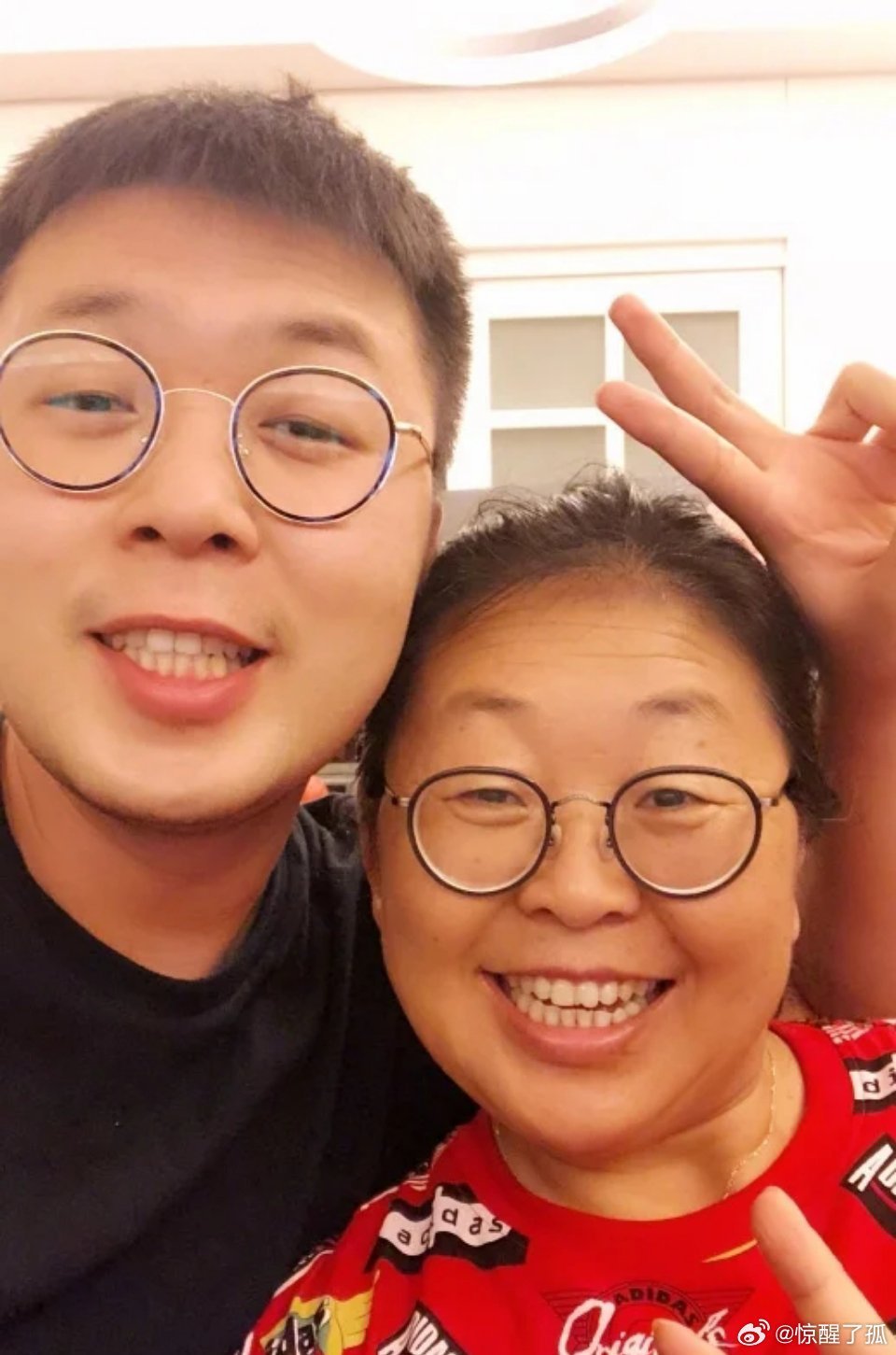 沈梦辰 到底哪个是海涛沈梦辰晒海涛母子合照，同款长相复制粘贴既视感，这遗传基因直