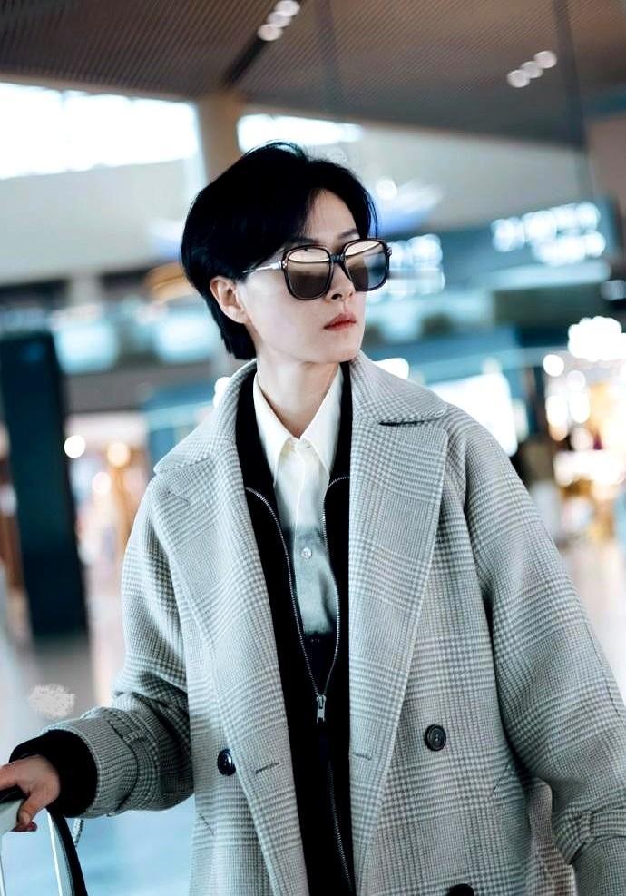 终于懂了为啥她被称为穿搭高手。

万茜最近那套格纹大衣造型，话题阅读量直接干到8