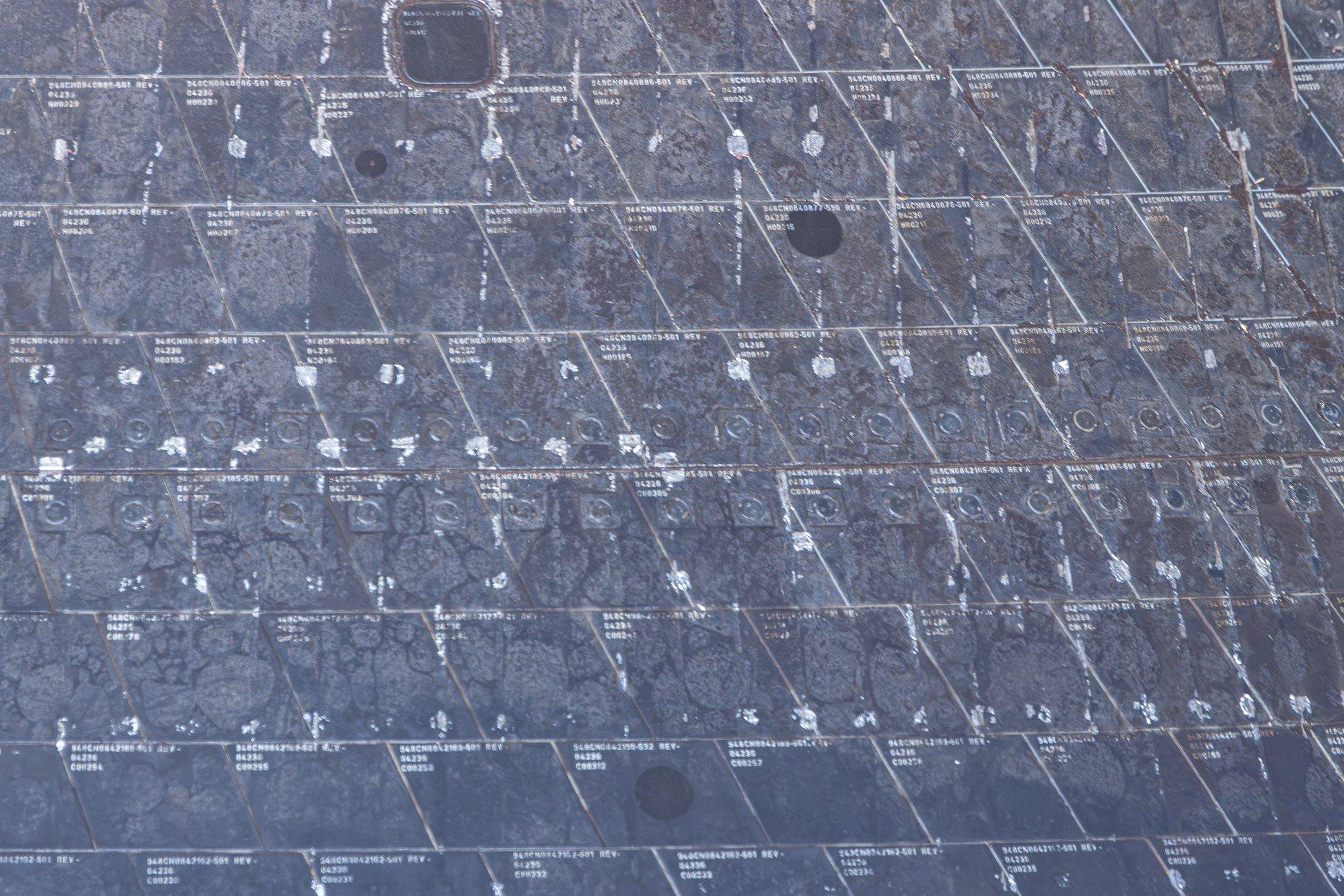 阿尔忒弥斯2号猎户座飞船侧面的防热瓦。 