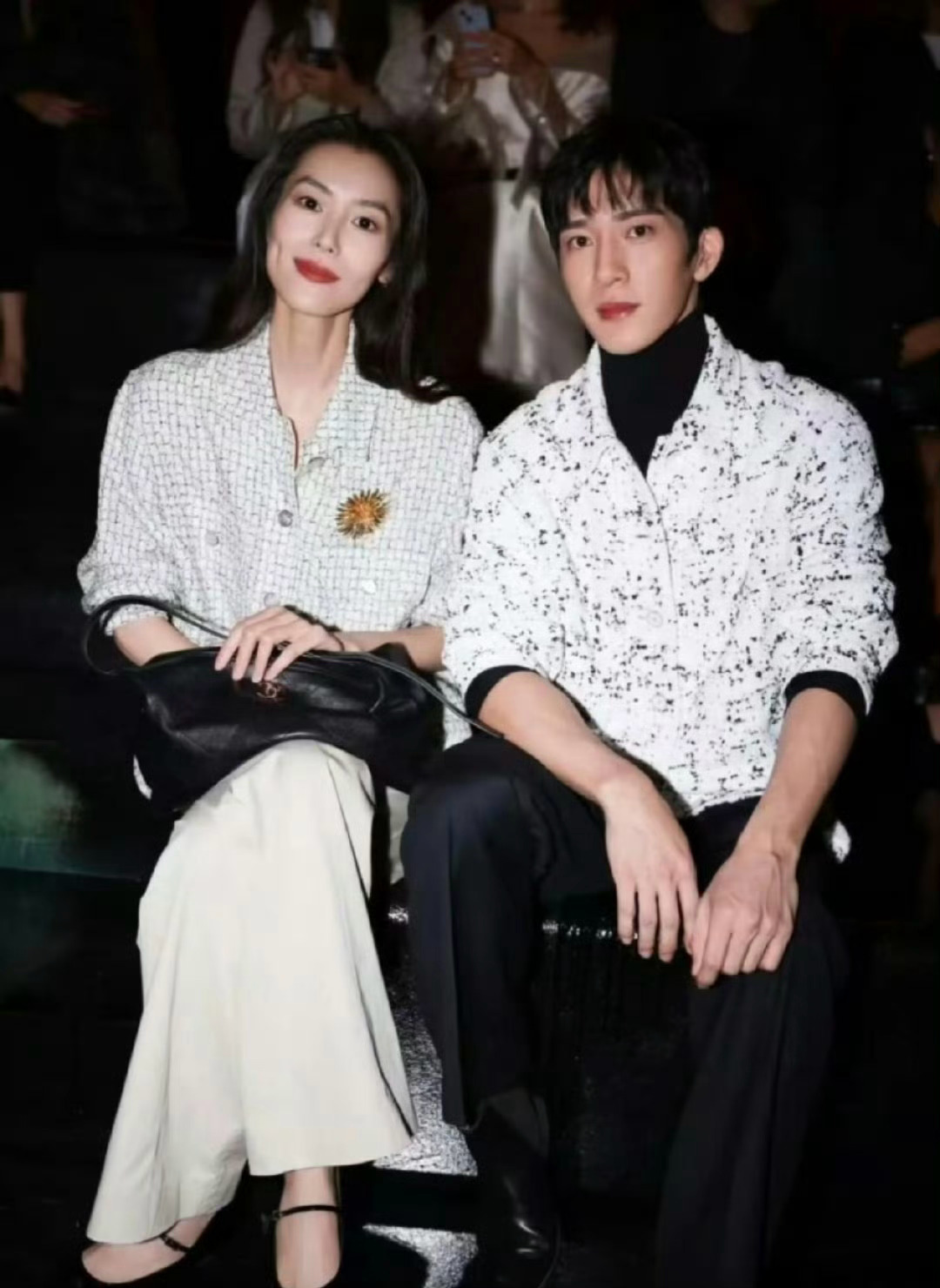 井柏然和刘雯一起回京，两人机场一路牵手，还说悄悄话，好甜啊，满屏的大长腿，羡慕哭