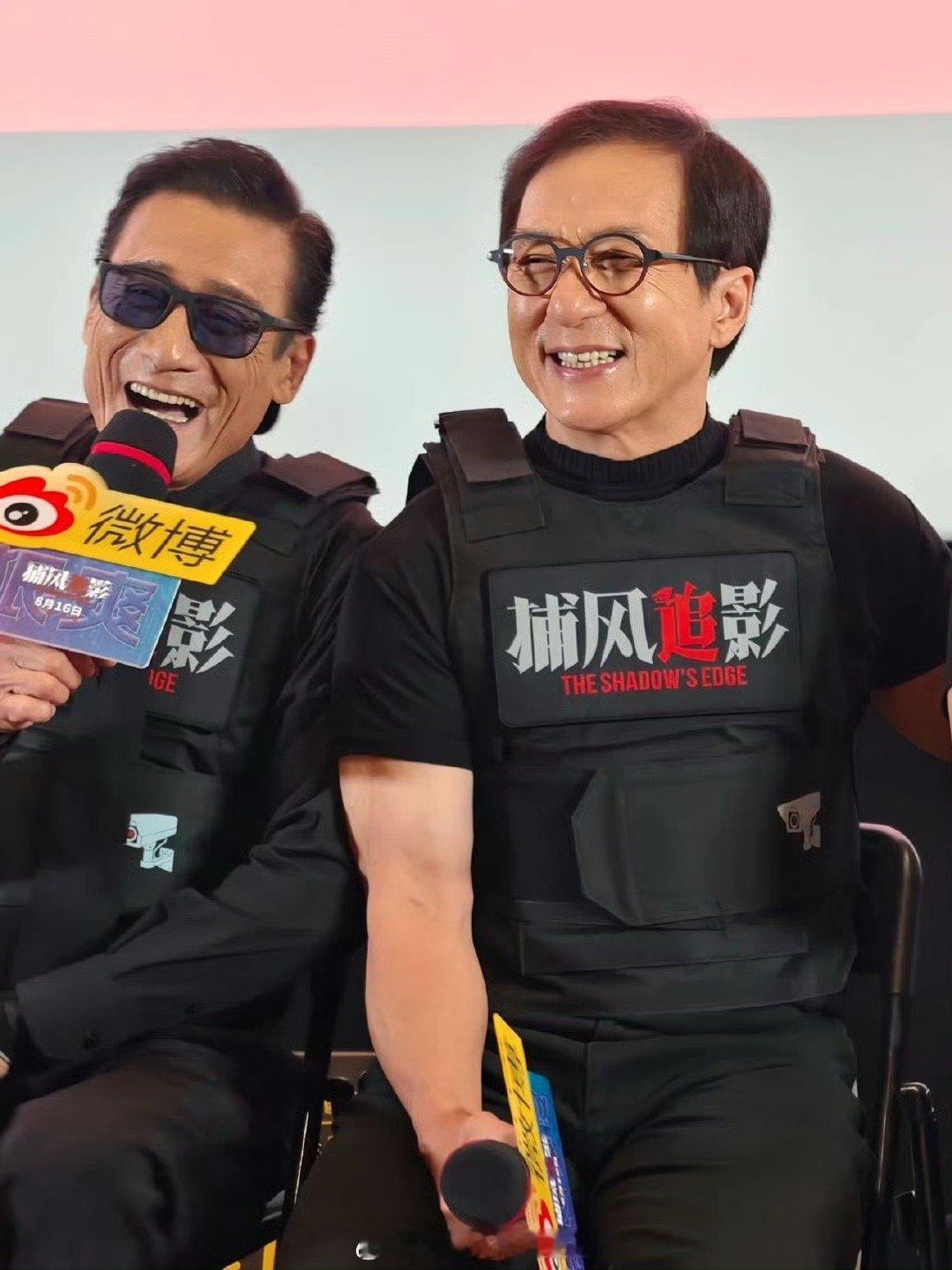 熟悉的成龙终于打回来了 看《捕风追影》哭了两次：一次是成龙用老派技巧碾压高科技，