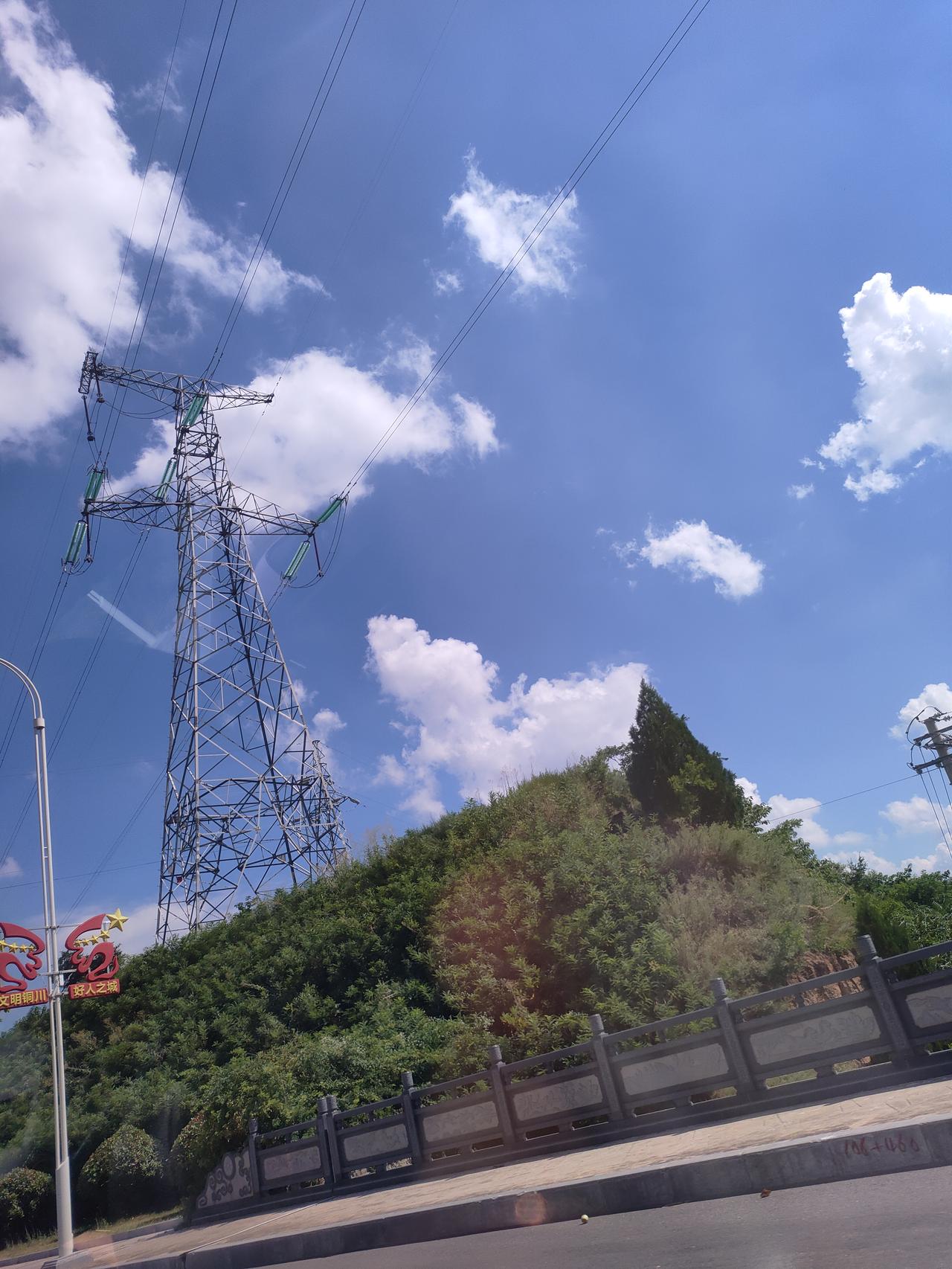 车行路上，蓝天白云铺满天际，满眼青山绿意，看着心里敞亮又舒服。