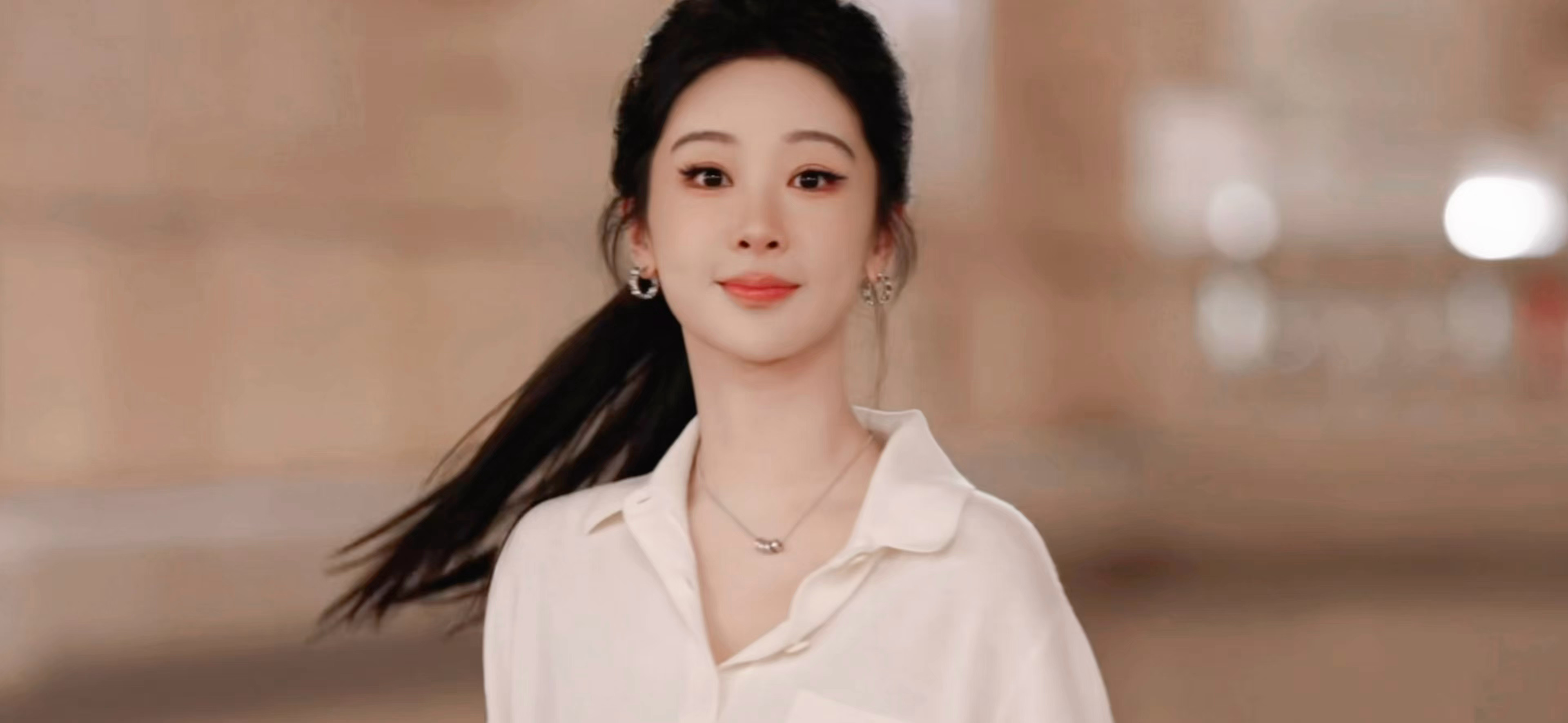 这么美的大小姐，是我家的。家族晚宴太无趣了，我陪着大小姐出来炸街。杨紫