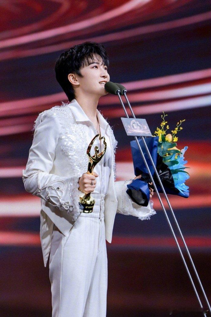 【周深和贵州村T一起上春晚】 周深春晚演唱歌曲吉量周深 2月16日，中央广播电视