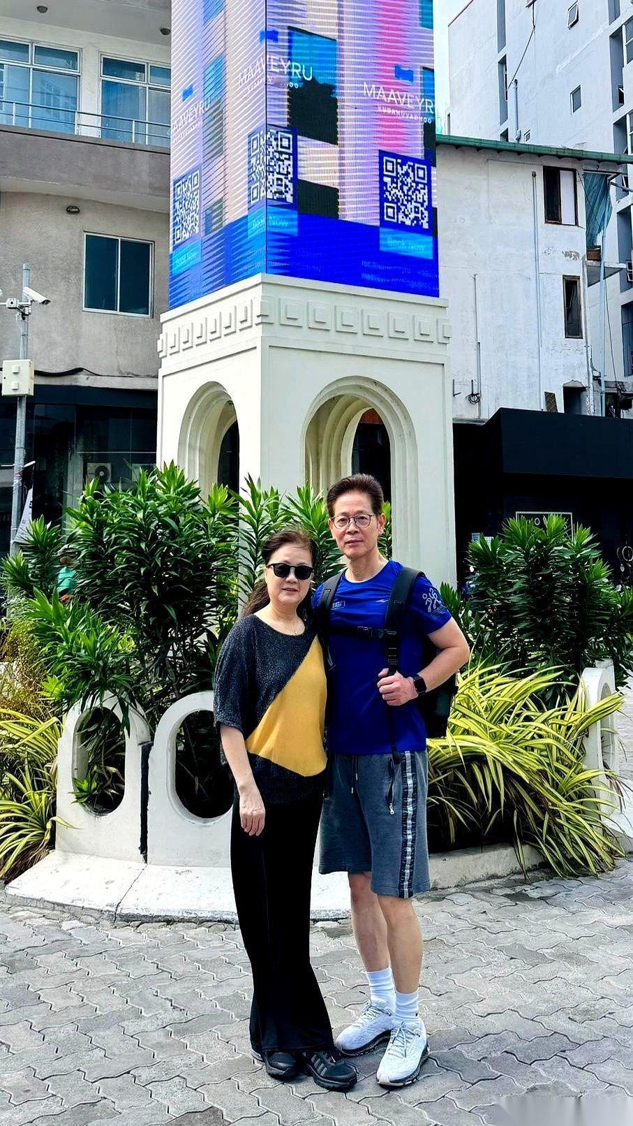 最扎心的一瞬间是什么？
就是你猛地一回头，发现爸妈的背驼了，爱人的白头发，藏不住