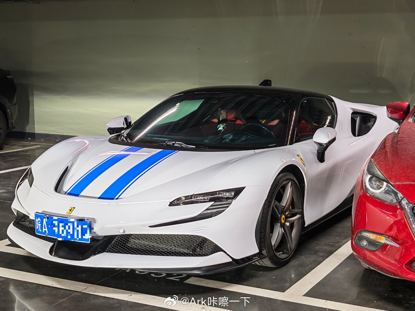 这是哪家少爷的法拉利SF90，感觉也没必要打码，合肥应该就这一台可惜过个减速带都