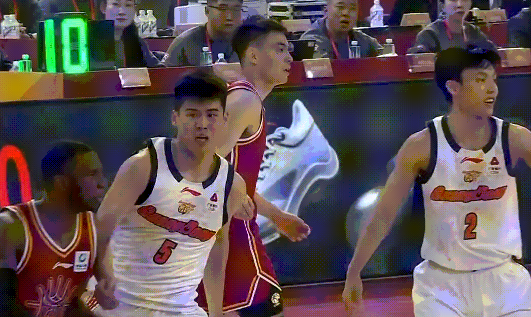 迪亚洛这么脏连个t都没有，一晚上几次了？裁判连回放看都不看。山西男篮vs广东男篮