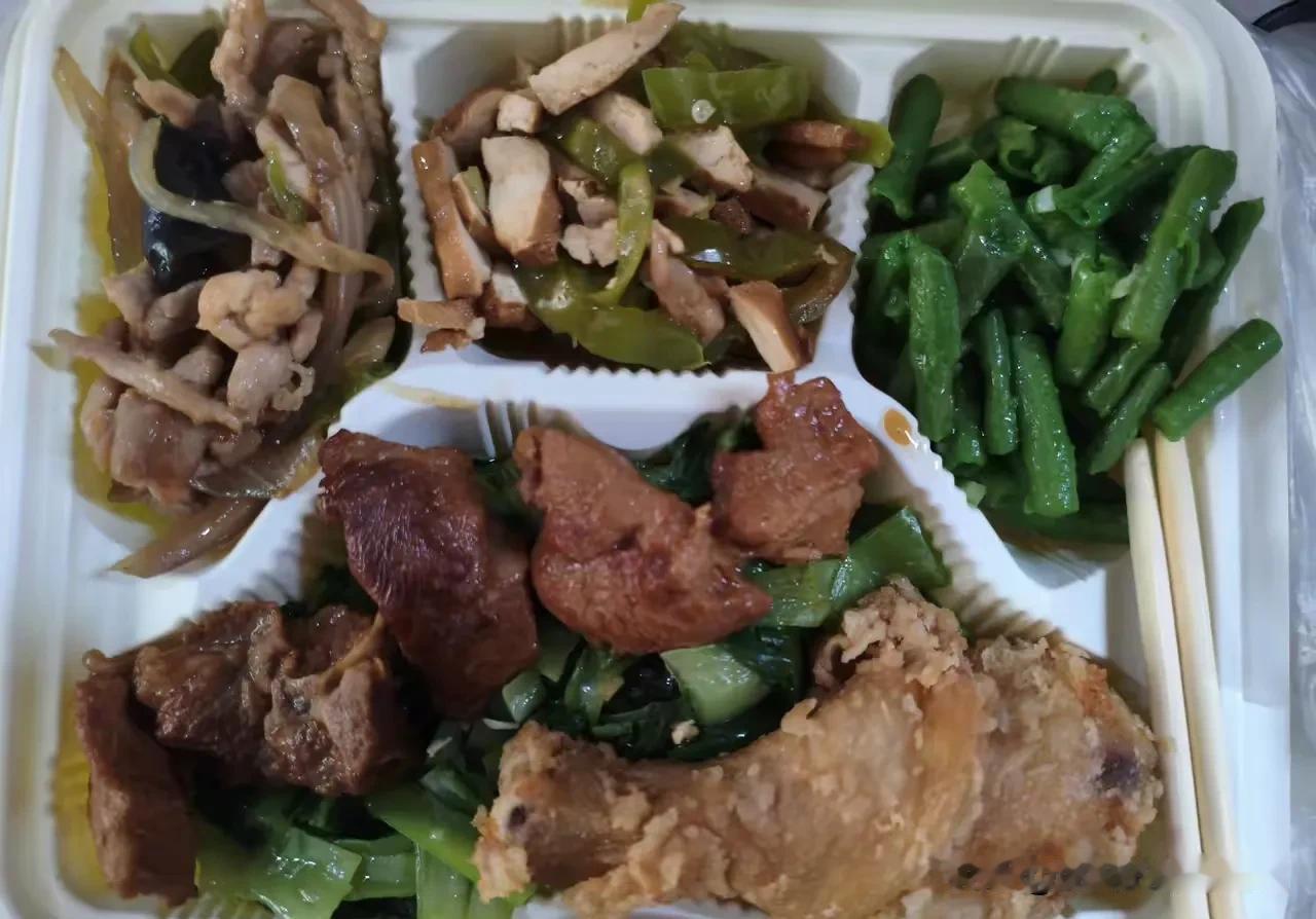 今天的晚餐，只花了十块钱，老板大气！